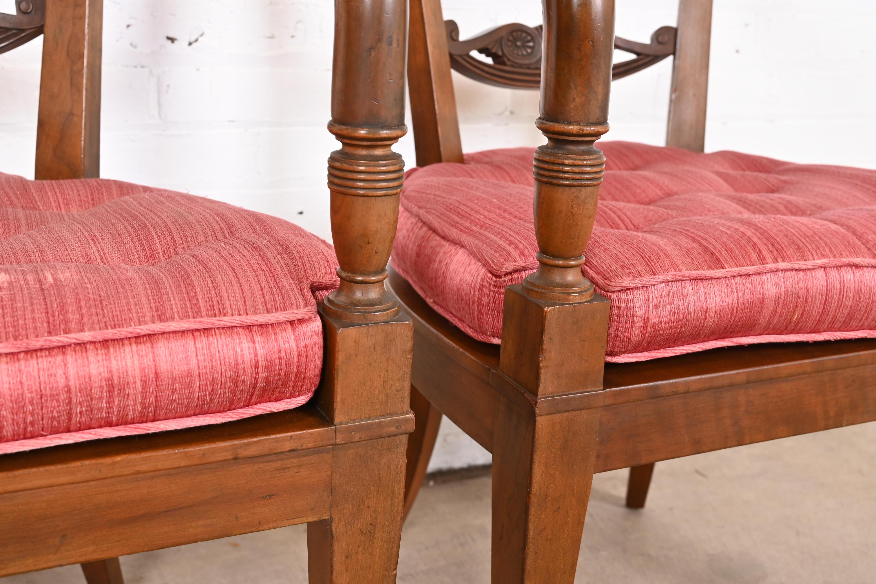 Baker Furniture Französische Regency geschnitzte Loungesessel aus Nussbaumholz, Paar im Angebot 8