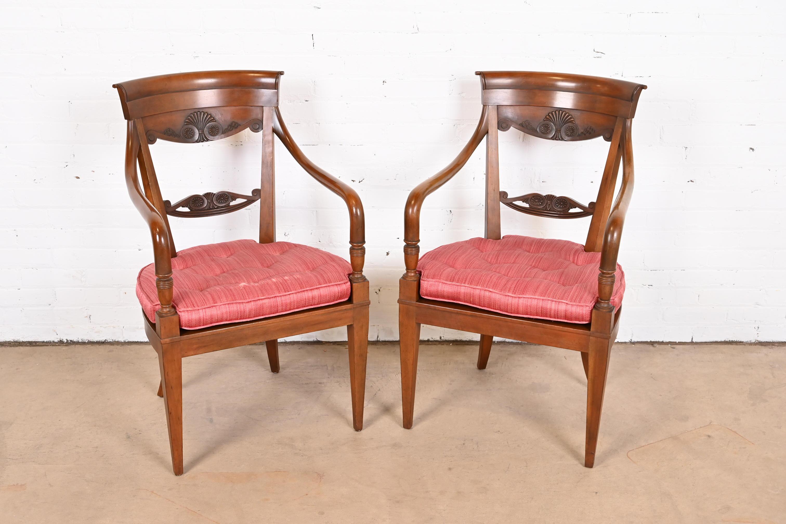 Baker Furniture Französische Regency geschnitzte Loungesessel aus Nussbaumholz, Paar im Angebot 9