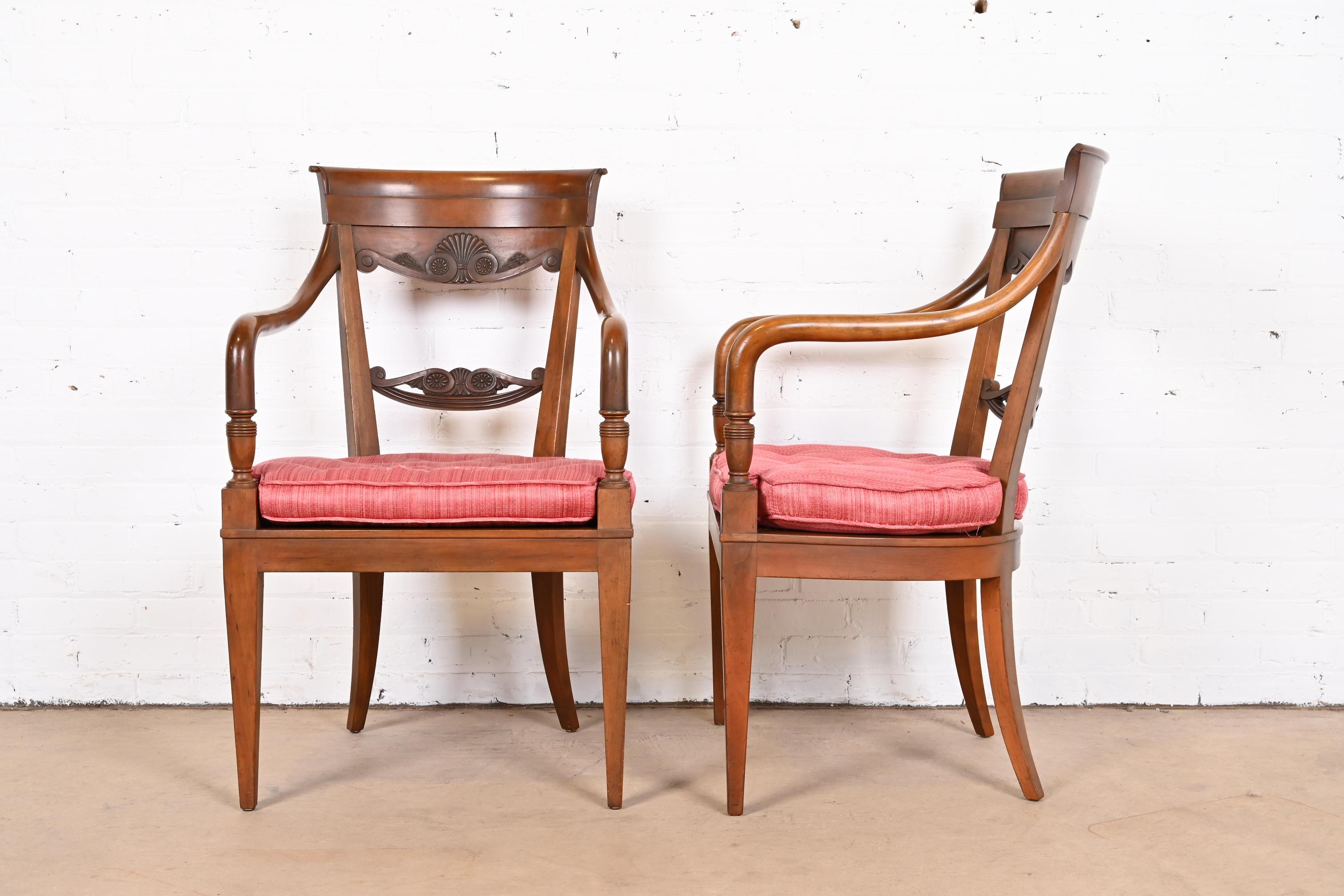 Baker Furniture Französische Regency geschnitzte Loungesessel aus Nussbaumholz, Paar im Angebot 10