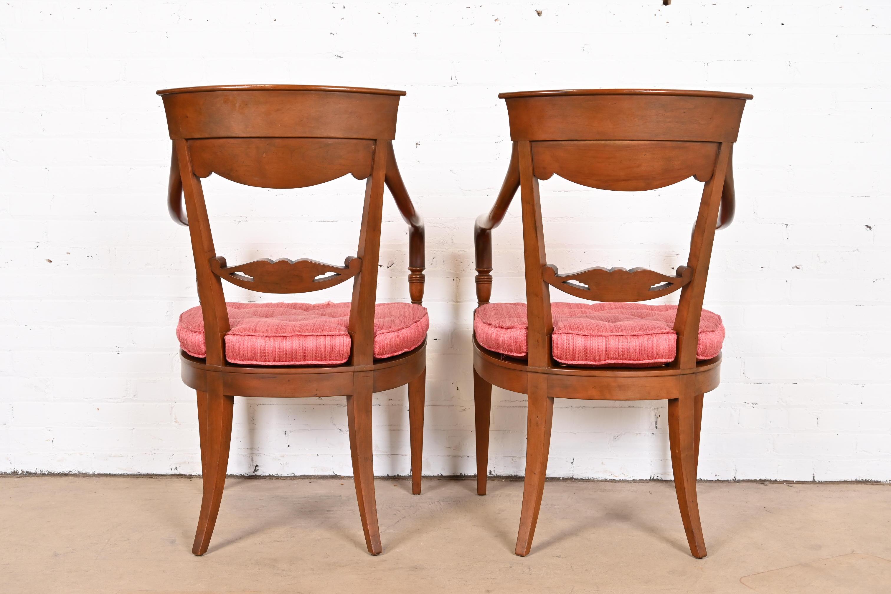 Baker Furniture Französische Regency geschnitzte Loungesessel aus Nussbaumholz, Paar im Angebot 11