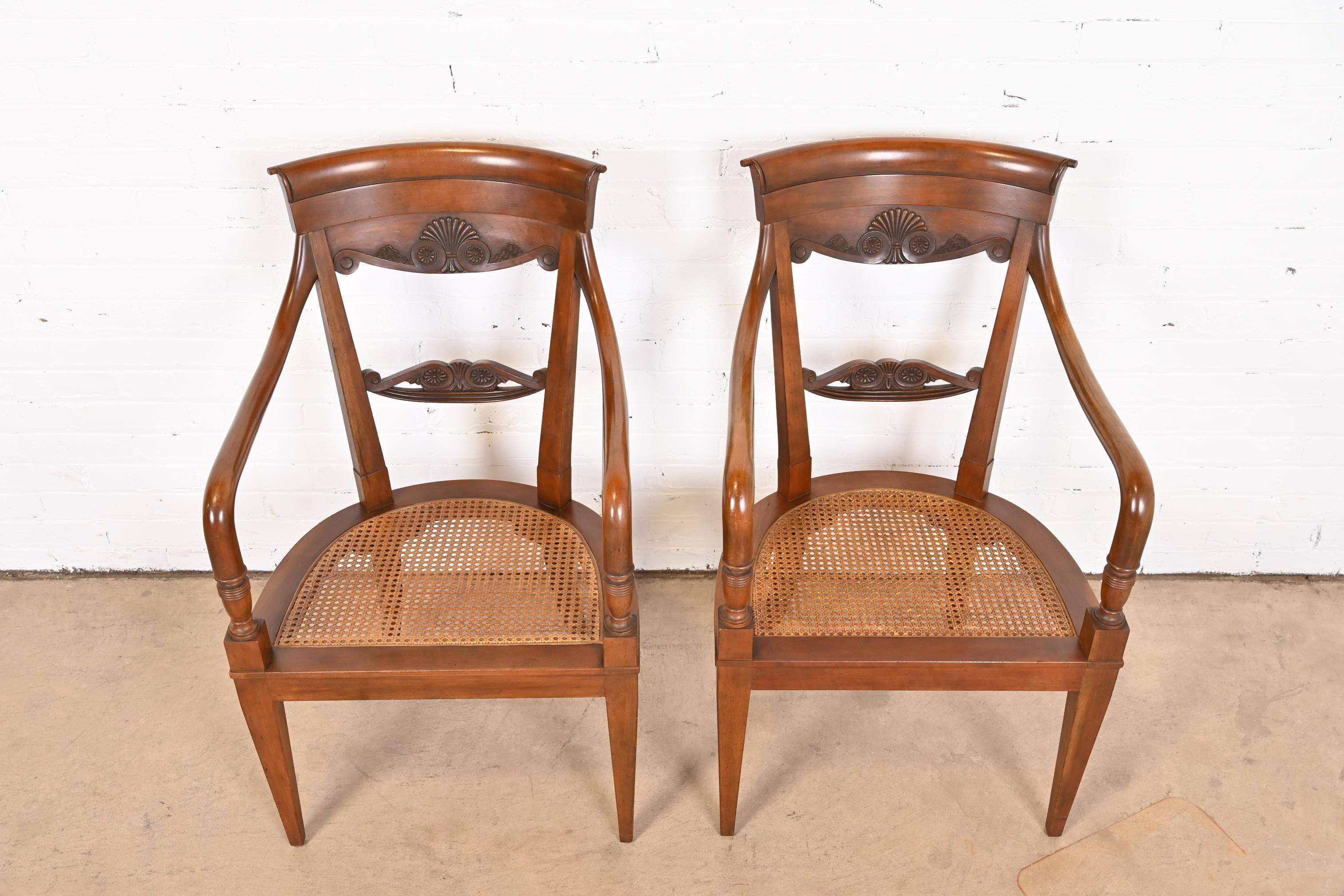 Baker Furniture Französische Regency geschnitzte Loungesessel aus Nussbaumholz, Paar (amerikanisch) im Angebot