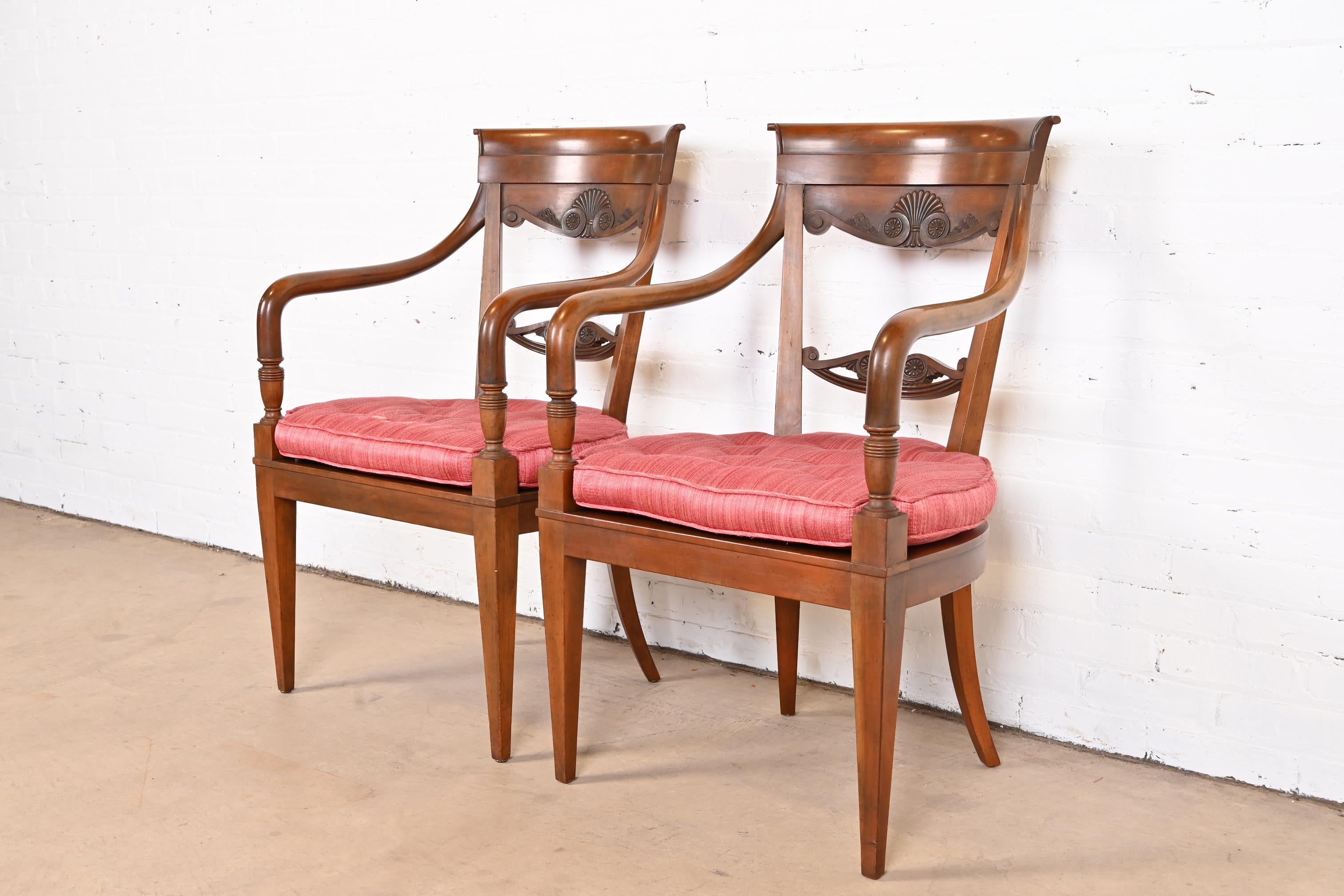 Baker Furniture Französische Regency geschnitzte Loungesessel aus Nussbaumholz, Paar im Zustand „Gut“ im Angebot in South Bend, IN