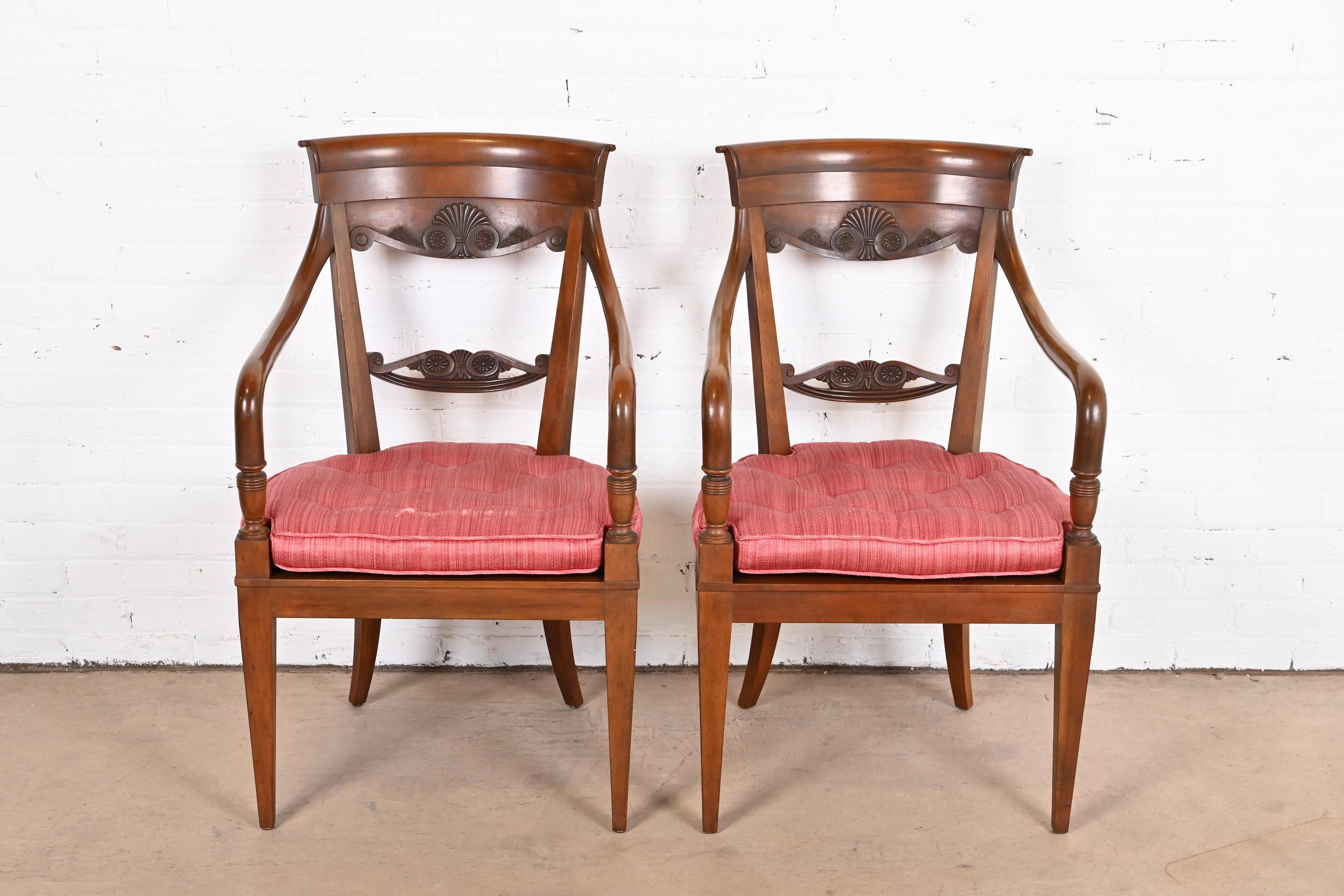 Baker Furniture Französische Regency geschnitzte Loungesessel aus Nussbaumholz, Paar (20. Jahrhundert) im Angebot