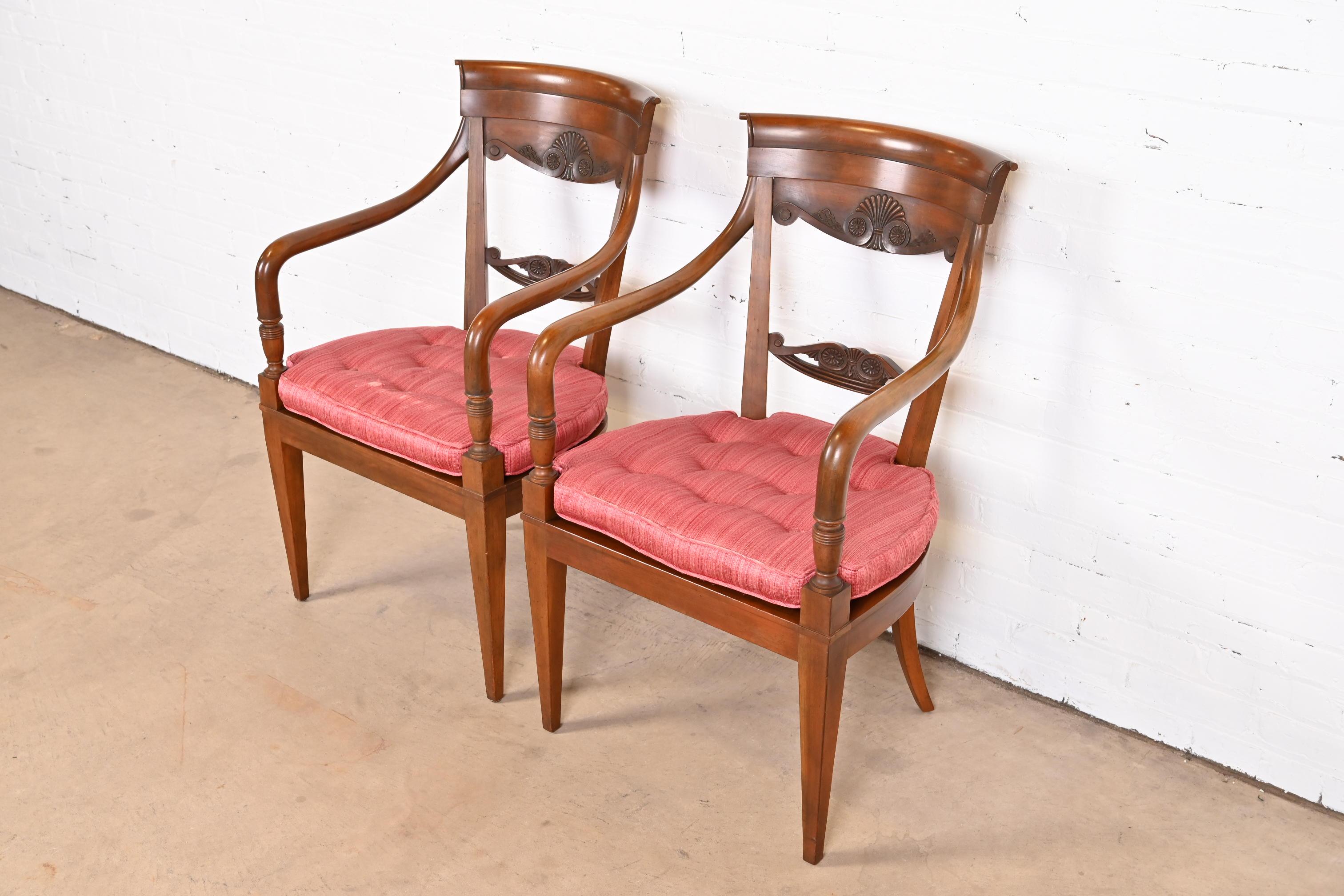 Baker Furniture Französische Regency geschnitzte Loungesessel aus Nussbaumholz, Paar (Polster) im Angebot