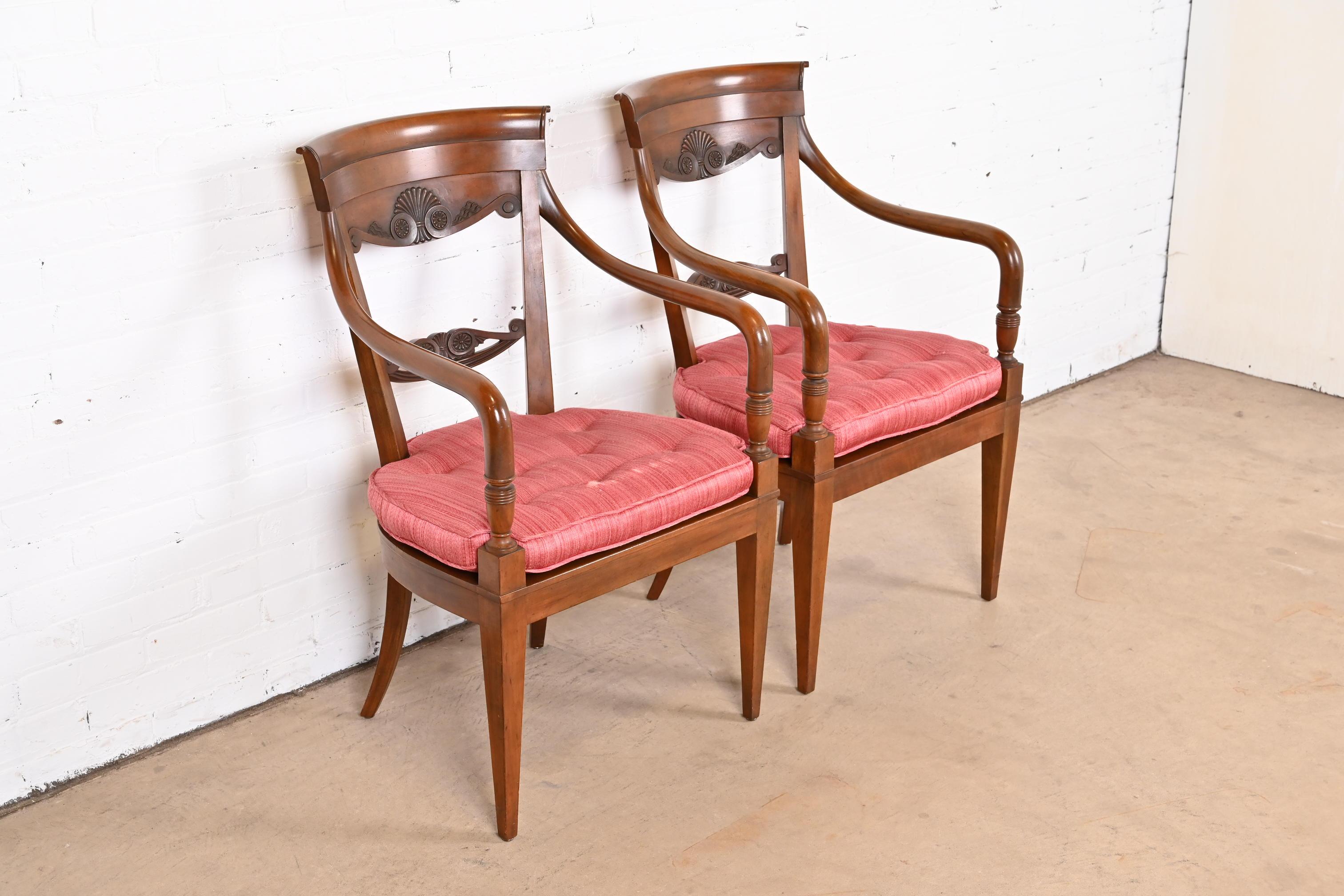 Baker Furniture Französische Regency geschnitzte Loungesessel aus Nussbaumholz, Paar im Angebot 2
