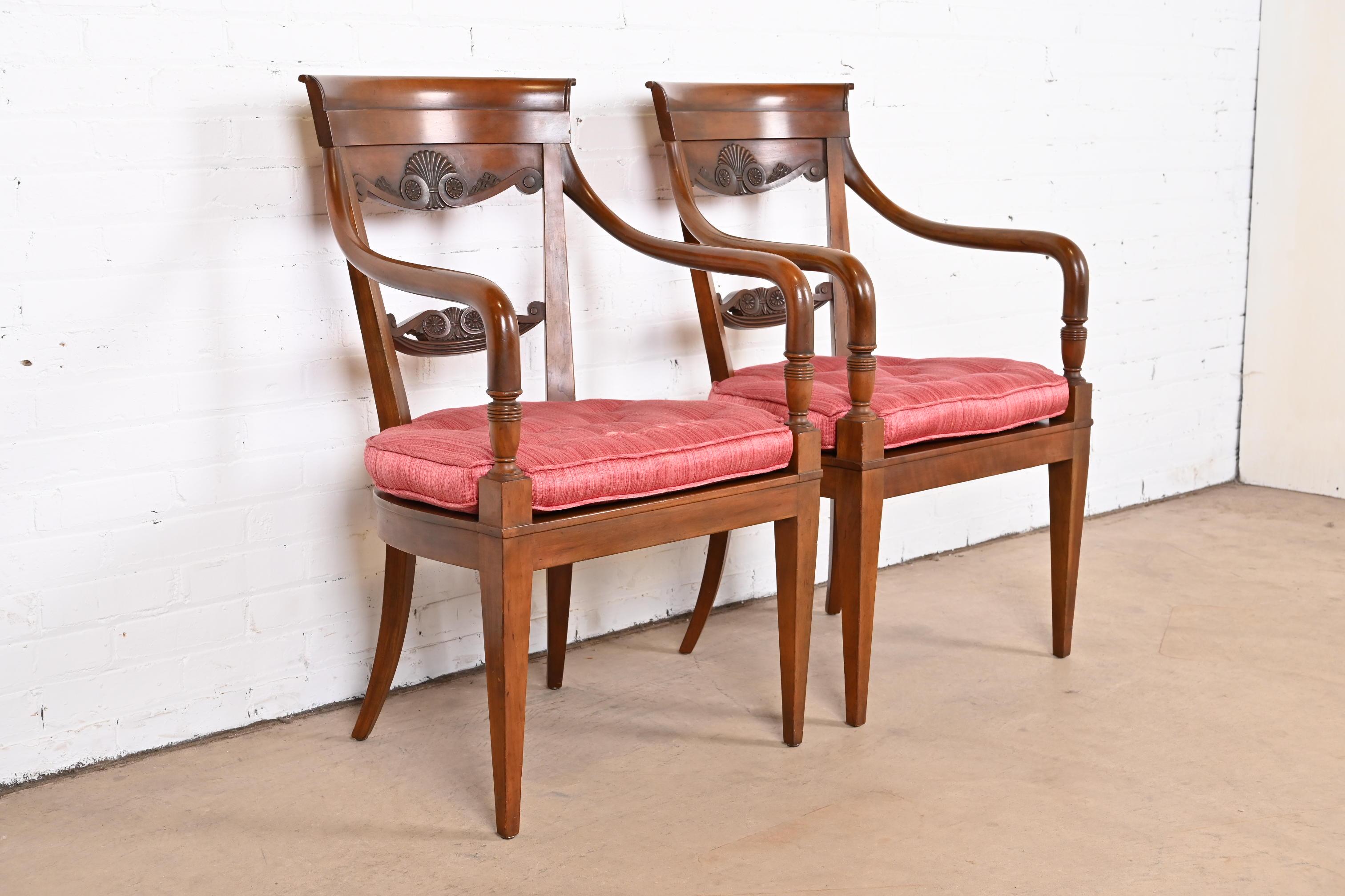 Baker Furniture Französische Regency geschnitzte Loungesessel aus Nussbaumholz, Paar im Angebot 3