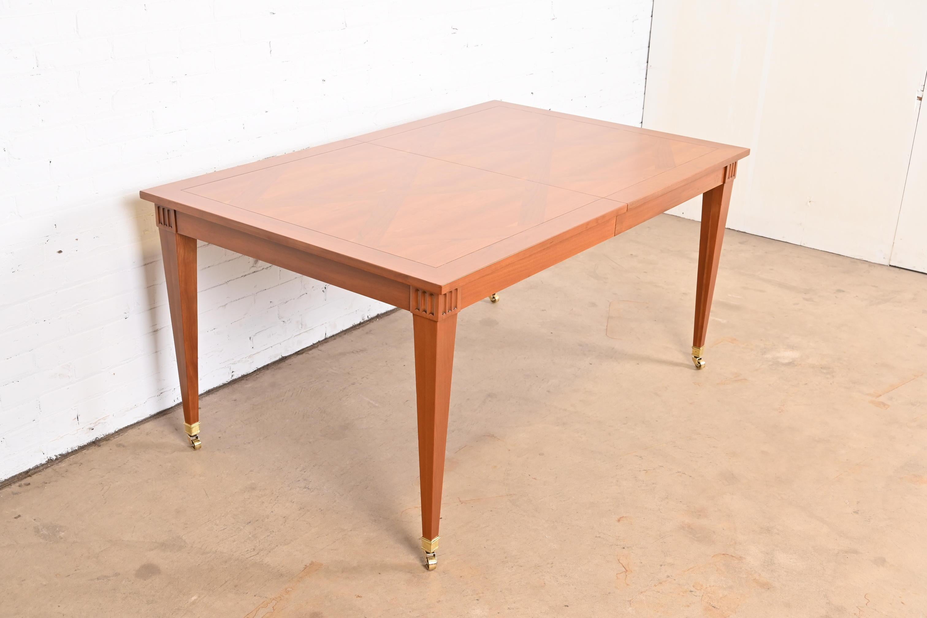 Table de salle à manger de style Régence française en cerisier de Baker Furniture, nouvellement revernie en vente 4