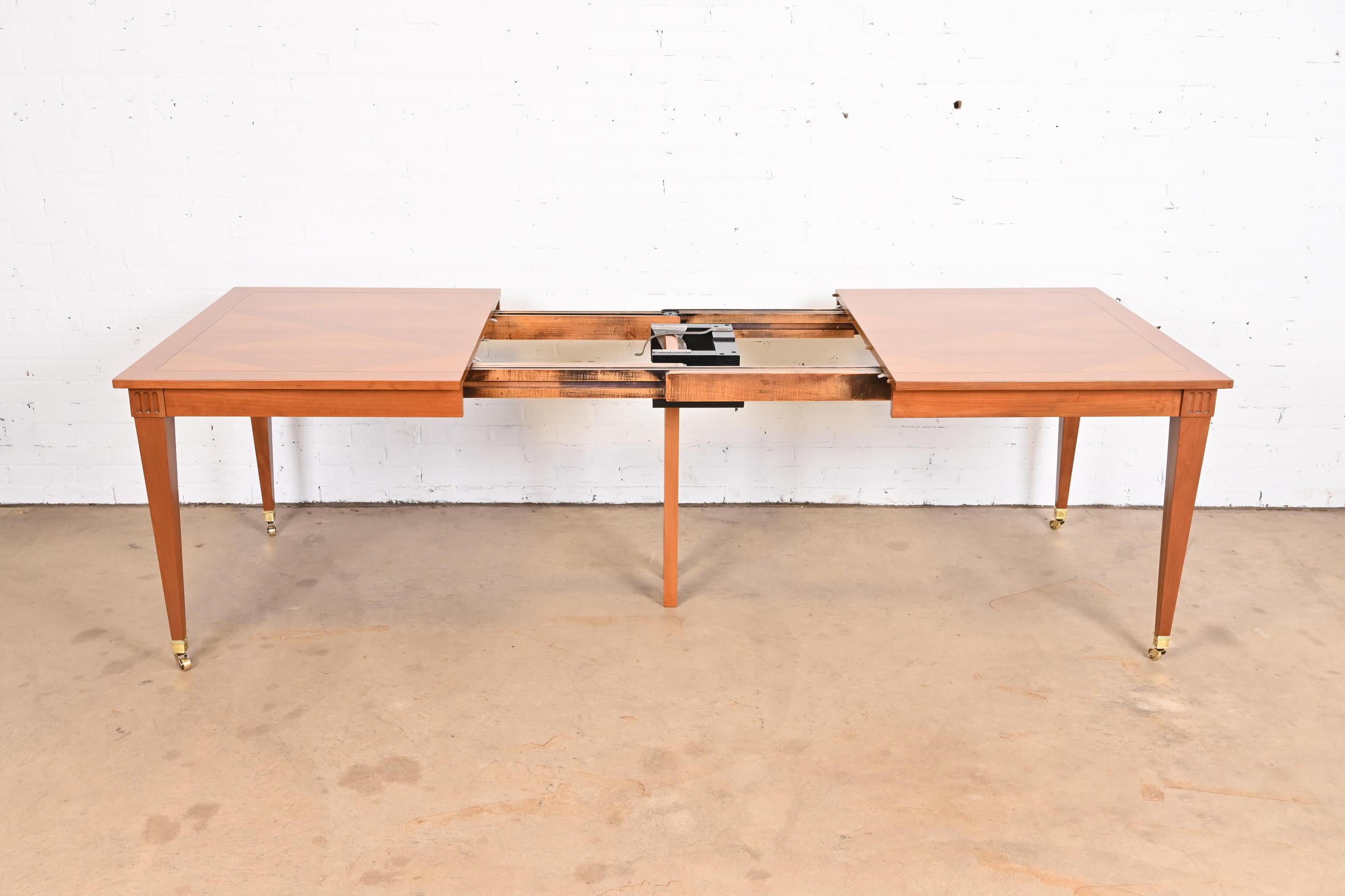 Laiton Table de salle à manger de style Régence française en cerisier de Baker Furniture, nouvellement revernie en vente