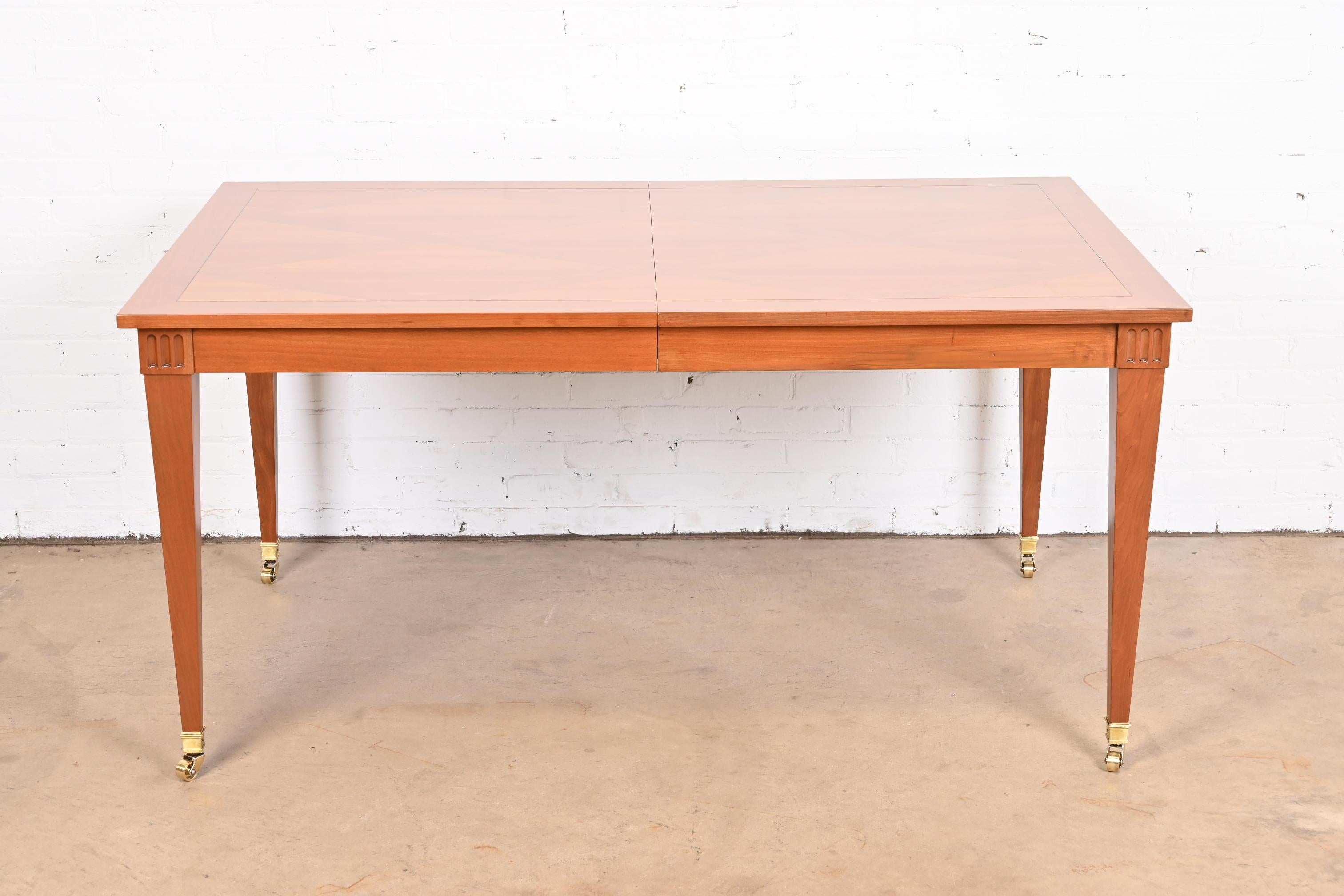 Table de salle à manger de style Régence française en cerisier de Baker Furniture, nouvellement revernie en vente 1