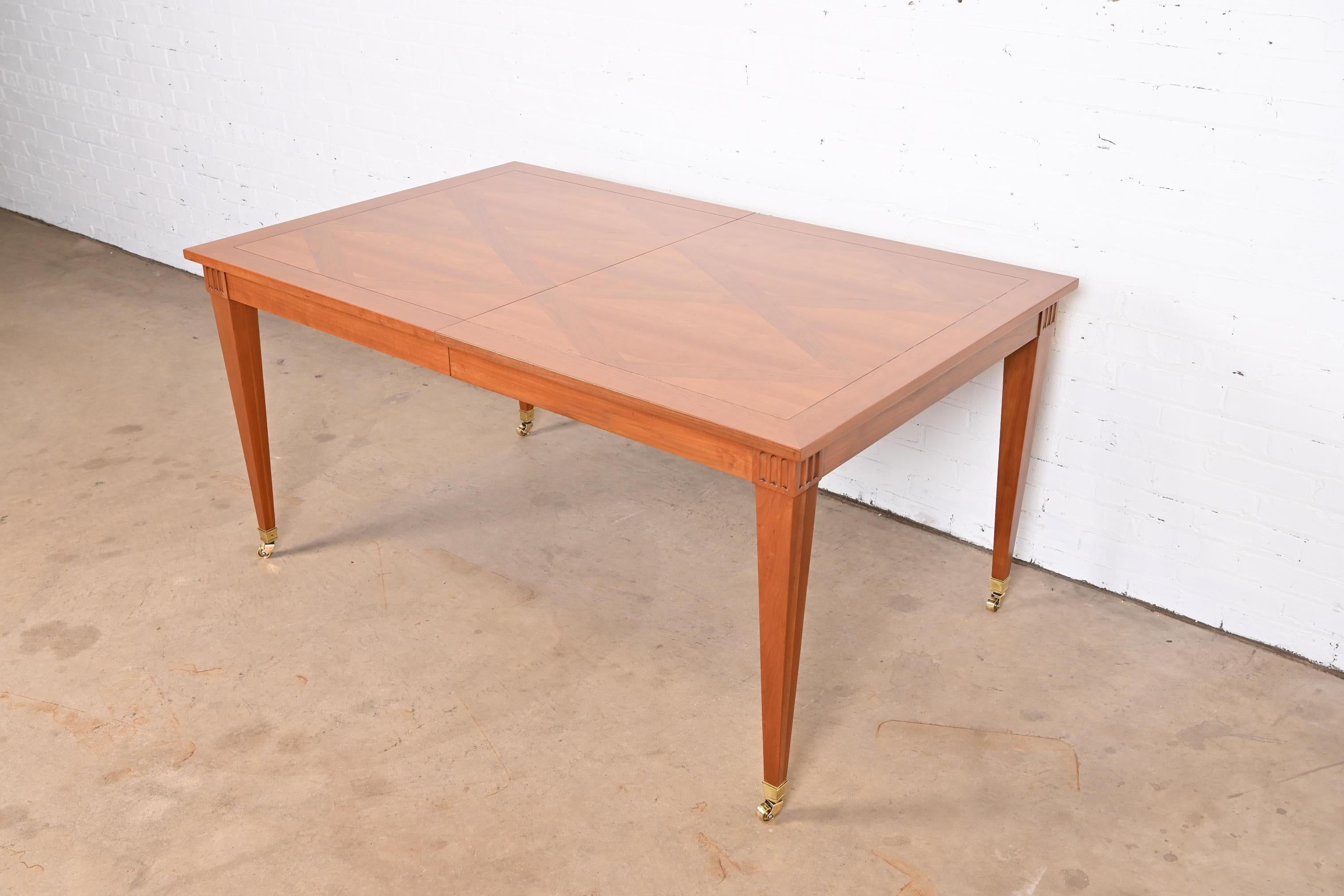 Table de salle à manger de style Régence française en cerisier de Baker Furniture, nouvellement revernie en vente 2