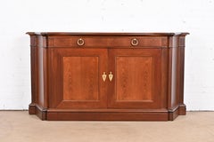 Buffet ou meuble de bar en bois de cerisier de style Régence française, reverni, Baker Furniture