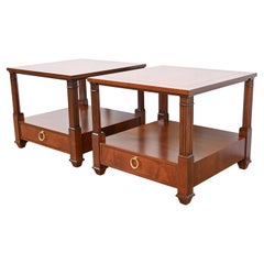 Baker Furniture Tables de nuit ou tables d'extrémité à deux niveaux en merisier de style Régence française