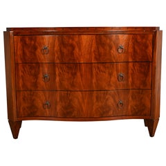 Commode « French Regency » en acajou « Flame » à façade serpentine de la marque Baker Furniture
