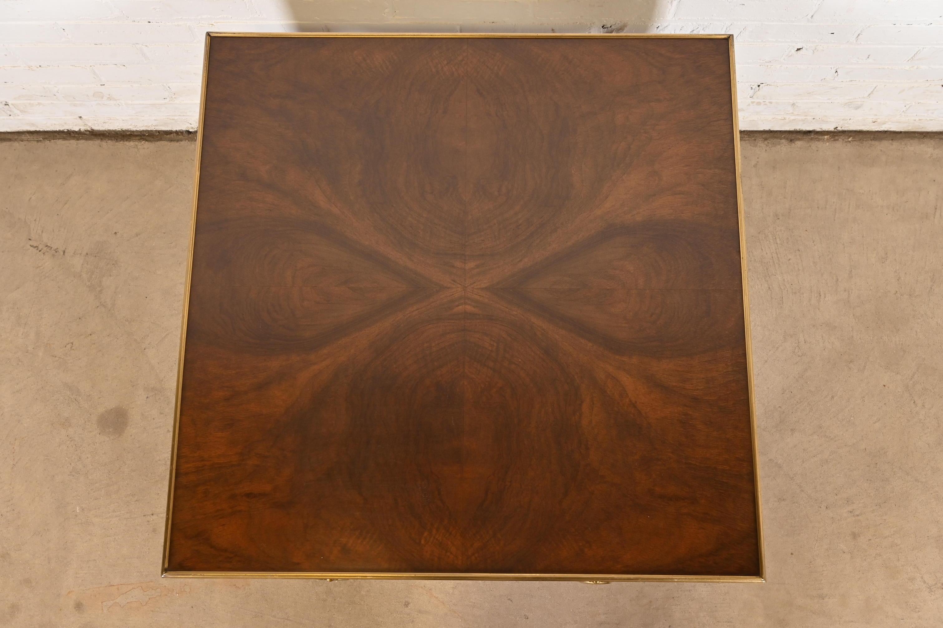 Baker Furniture Mesa de Té Luis XVI de la Regencia Francesa de Nogal Burilado y Latón en venta 5