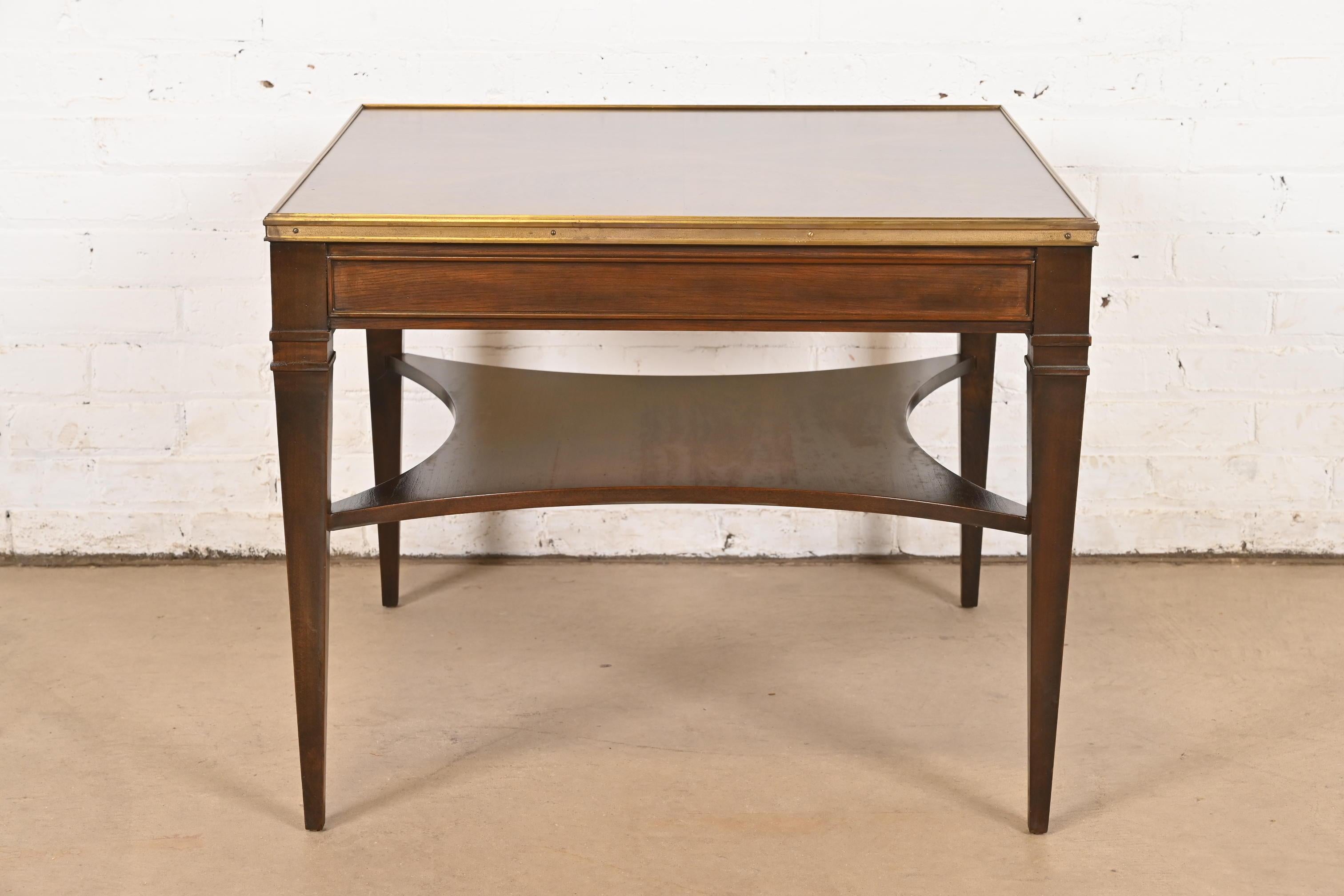 Baker Furniture Mesa de Té Luis XVI de la Regencia Francesa de Nogal Burilado y Latón en venta 6