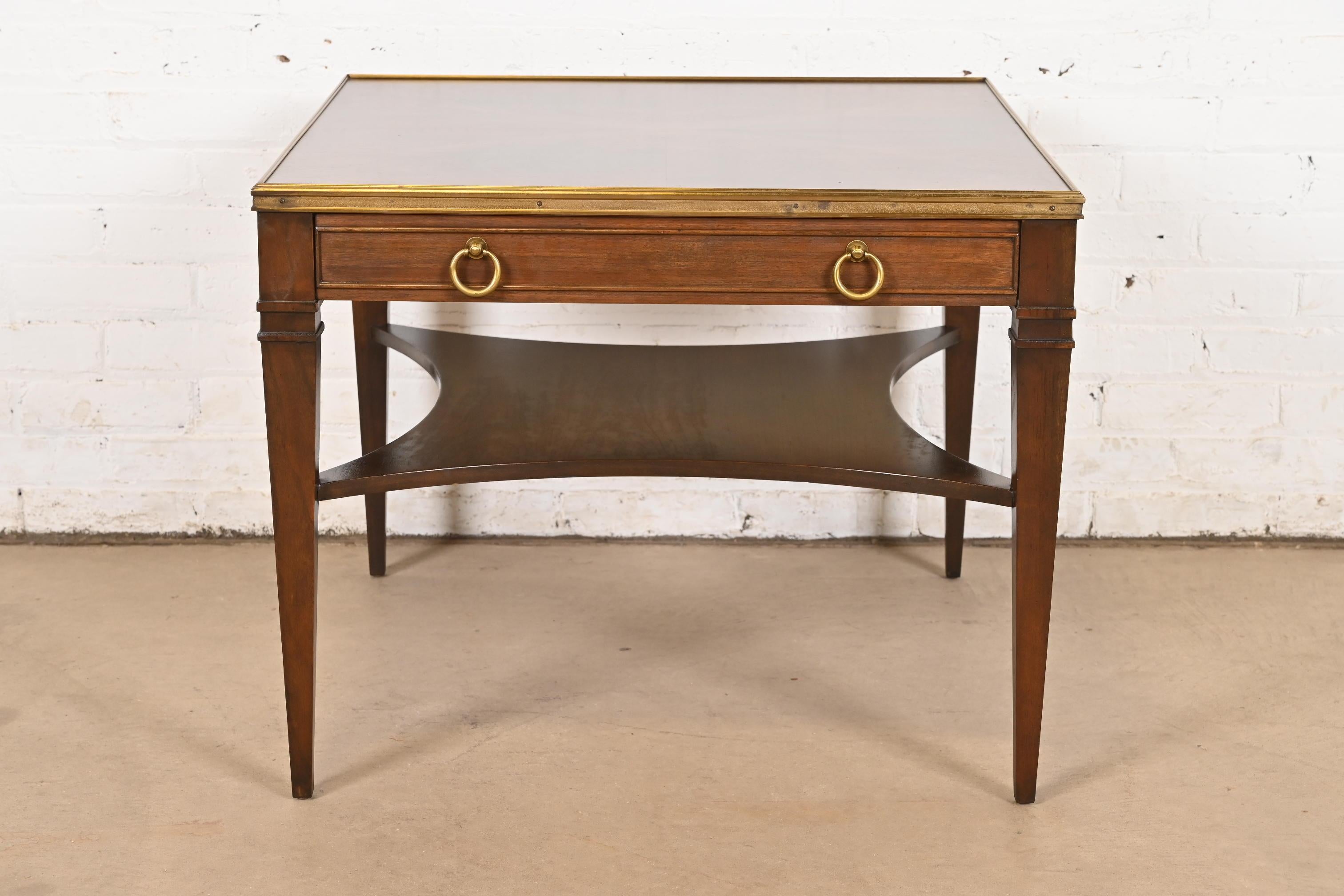 Baker Furniture Mesa de Té Luis XVI de la Regencia Francesa de Nogal Burilado y Latón Estadounidense en venta