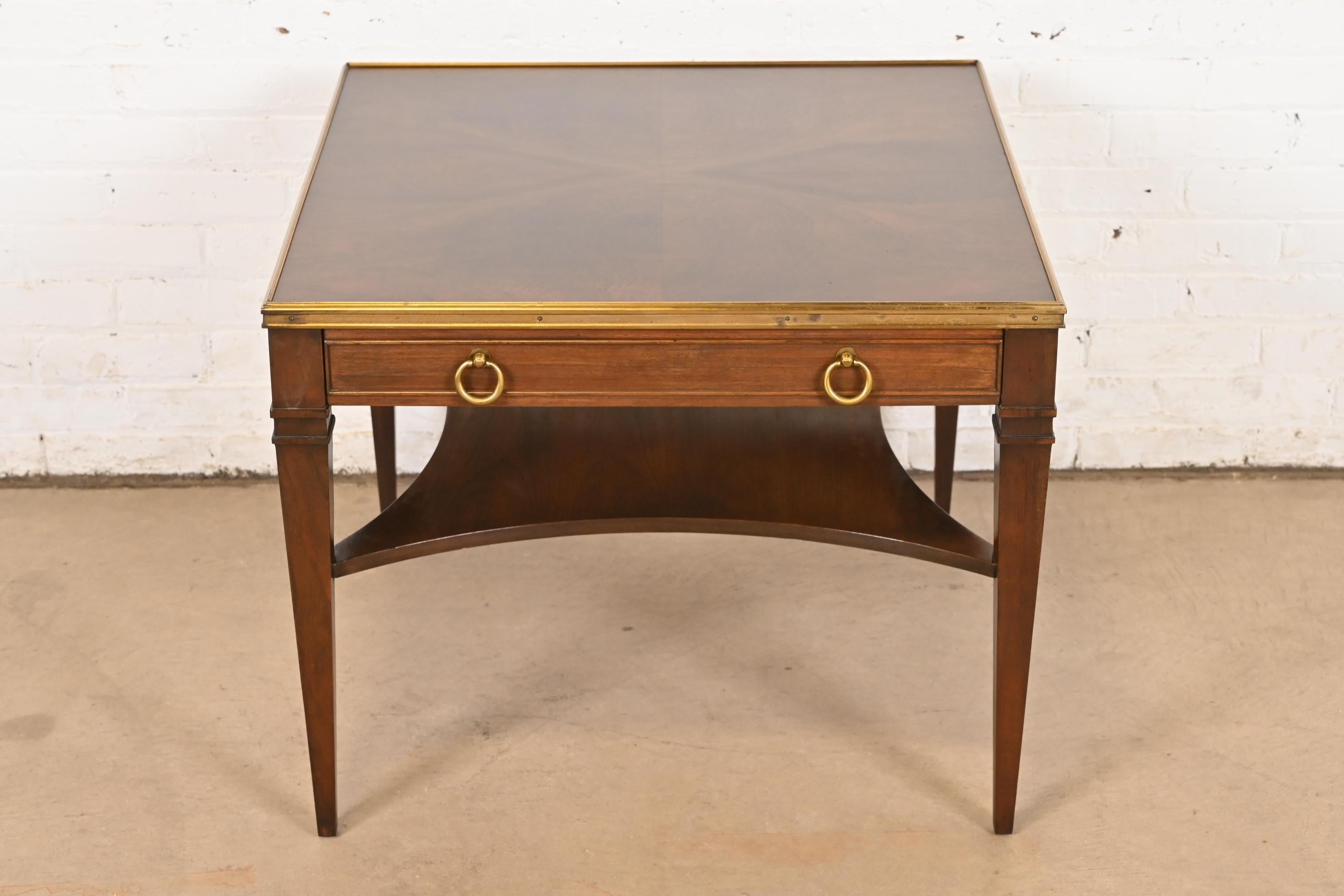 Baker Furniture Mesa de Té Luis XVI de la Regencia Francesa de Nogal Burilado y Latón en Bueno estado para la venta en South Bend, IN