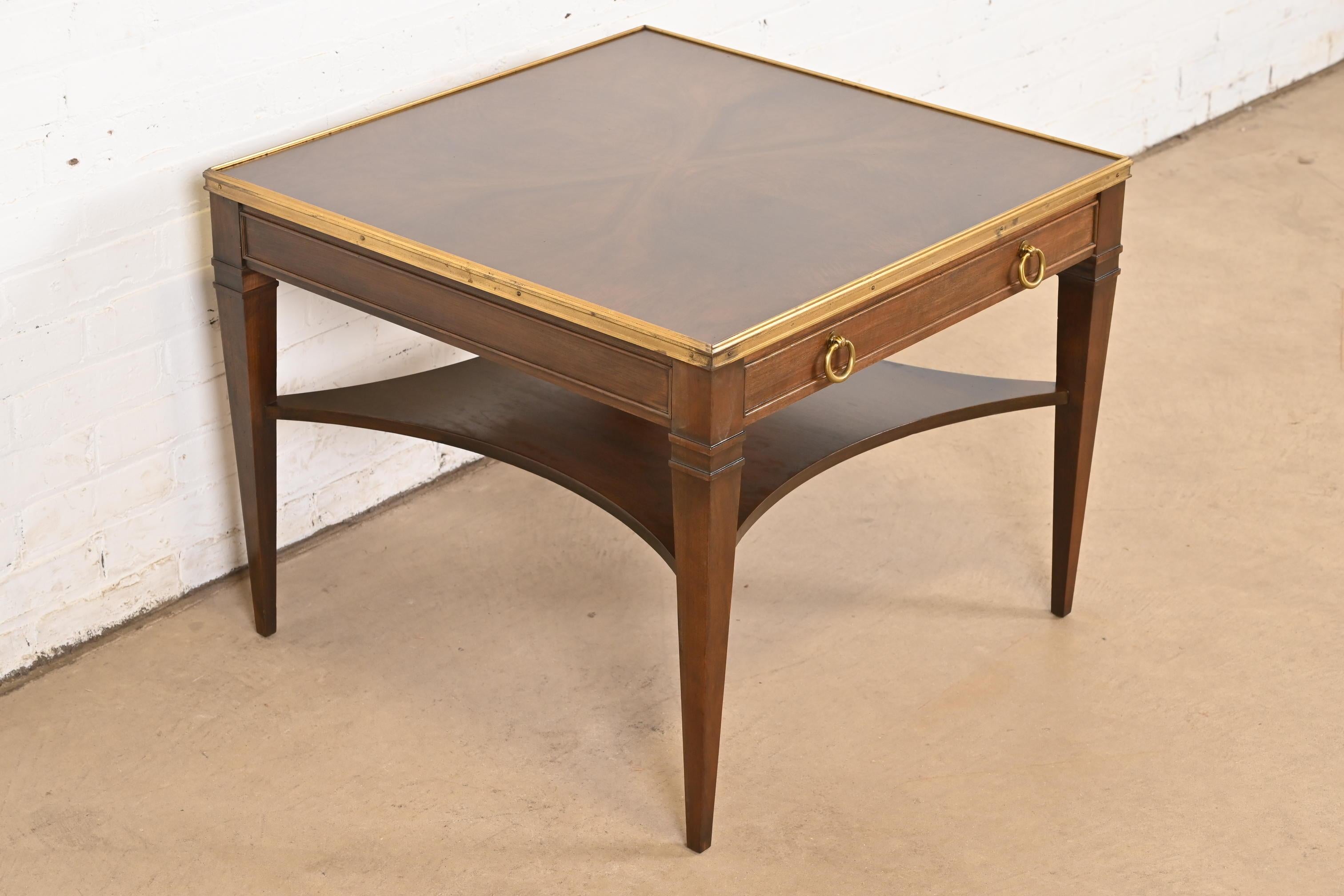 Baker Furniture Mesa de Té Luis XVI de la Regencia Francesa de Nogal Burilado y Latón mediados del siglo XX en venta