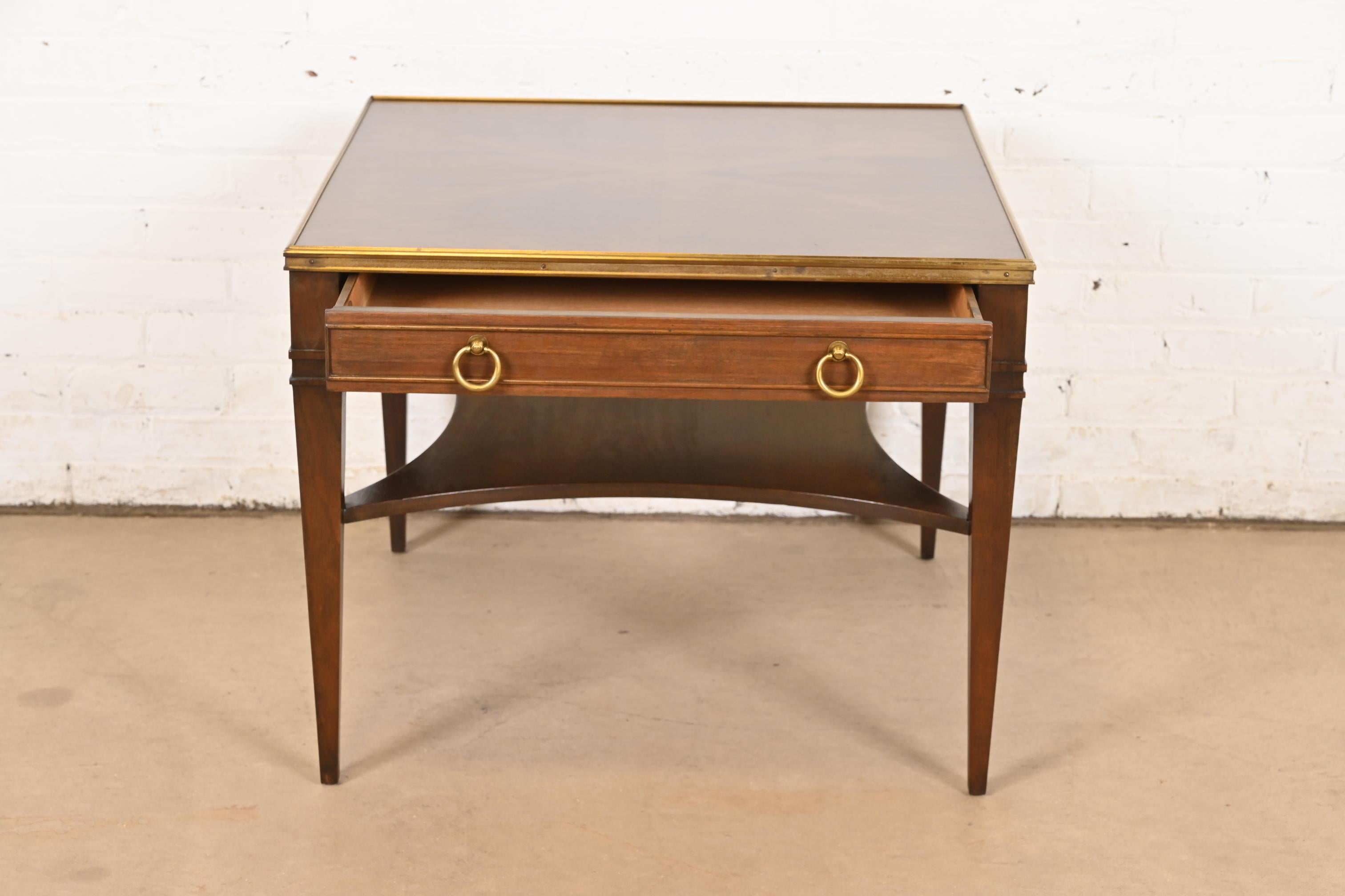Baker Furniture Mesa de Té Luis XVI de la Regencia Francesa de Nogal Burilado y Latón en venta 1