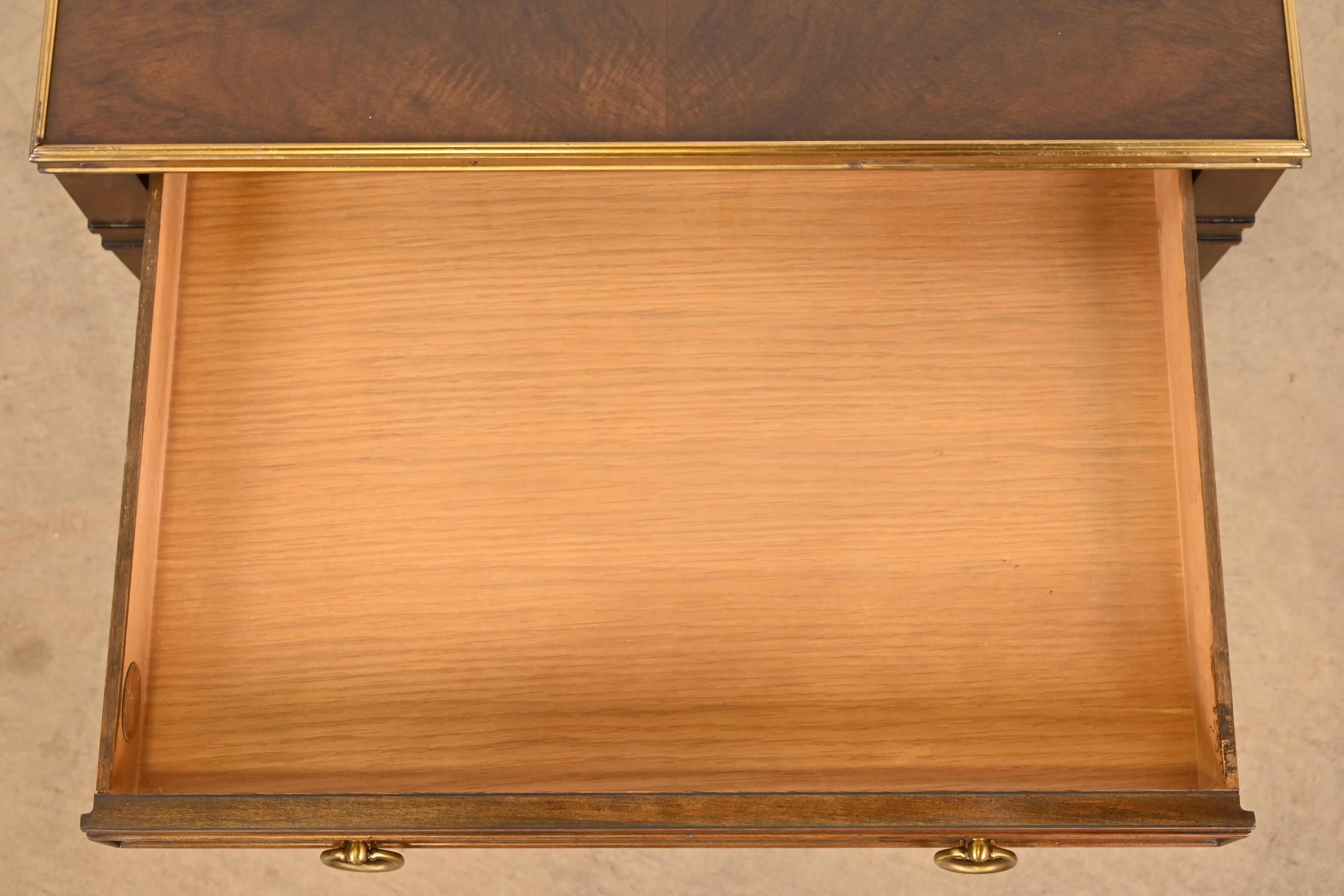 Baker Furniture Mesa de Té Luis XVI de la Regencia Francesa de Nogal Burilado y Latón en venta 2