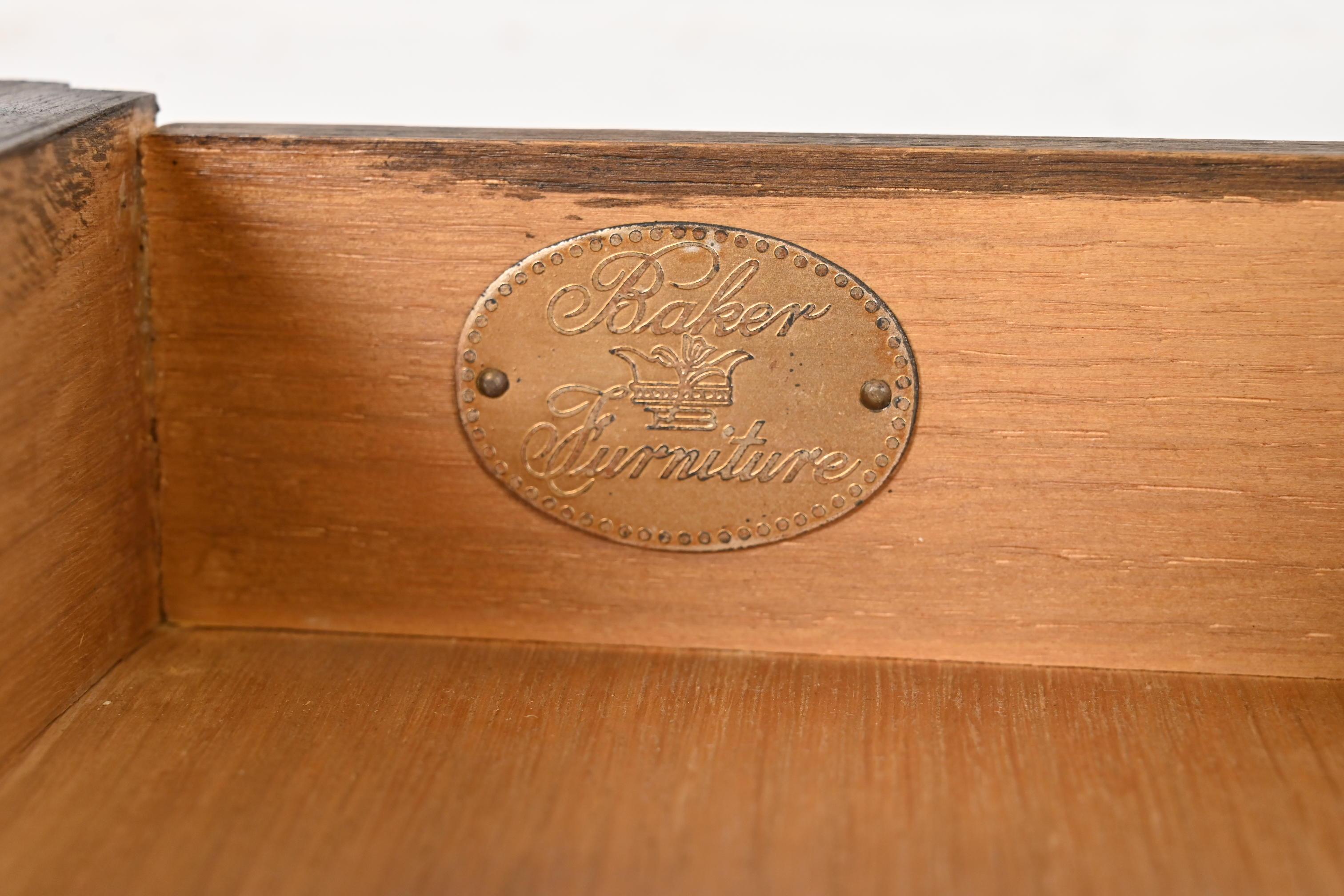 Baker Furniture Mesa de Té Luis XVI de la Regencia Francesa de Nogal Burilado y Latón en venta 3