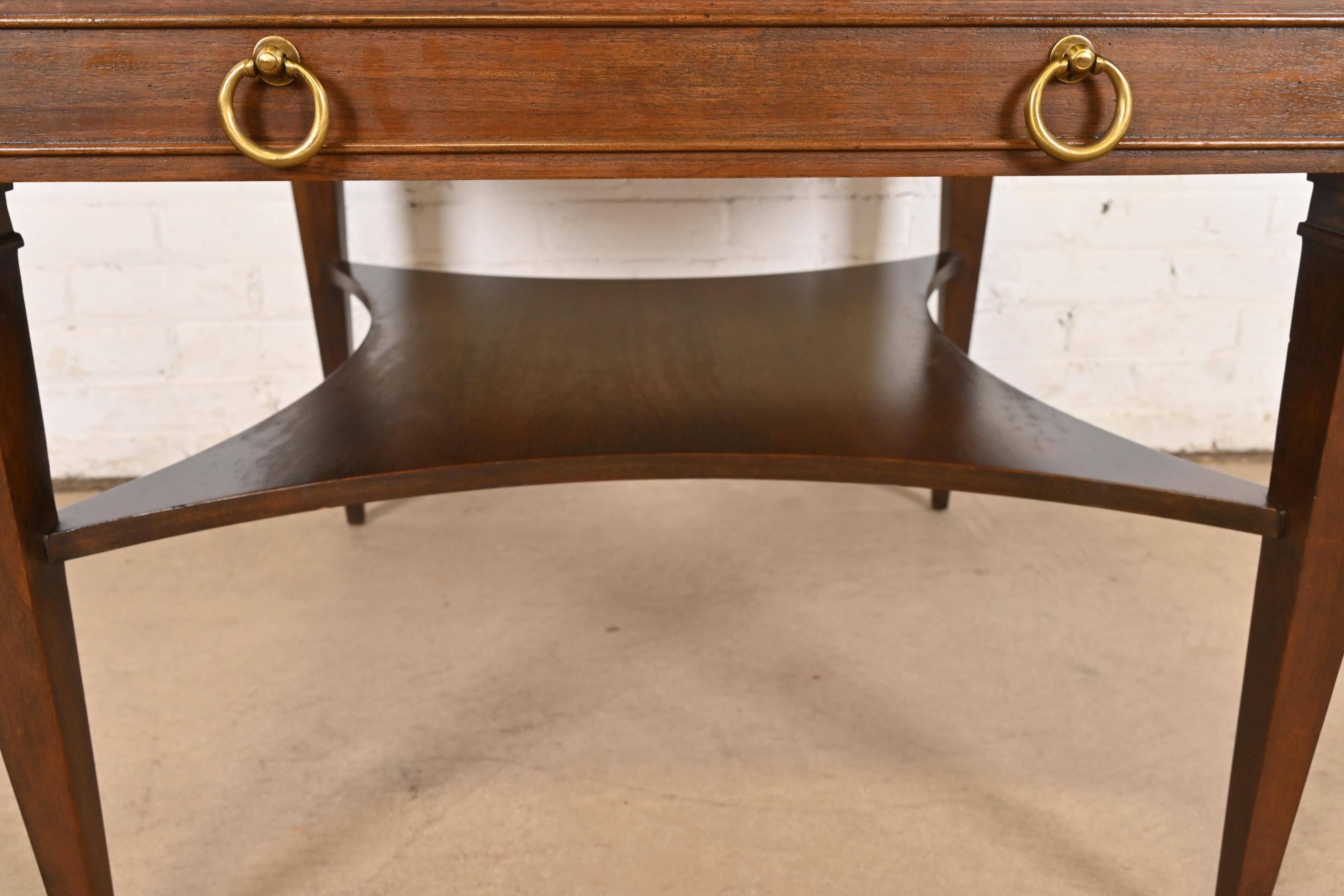 Baker Furniture Mesa de Té Luis XVI de la Regencia Francesa de Nogal Burilado y Latón en venta 4