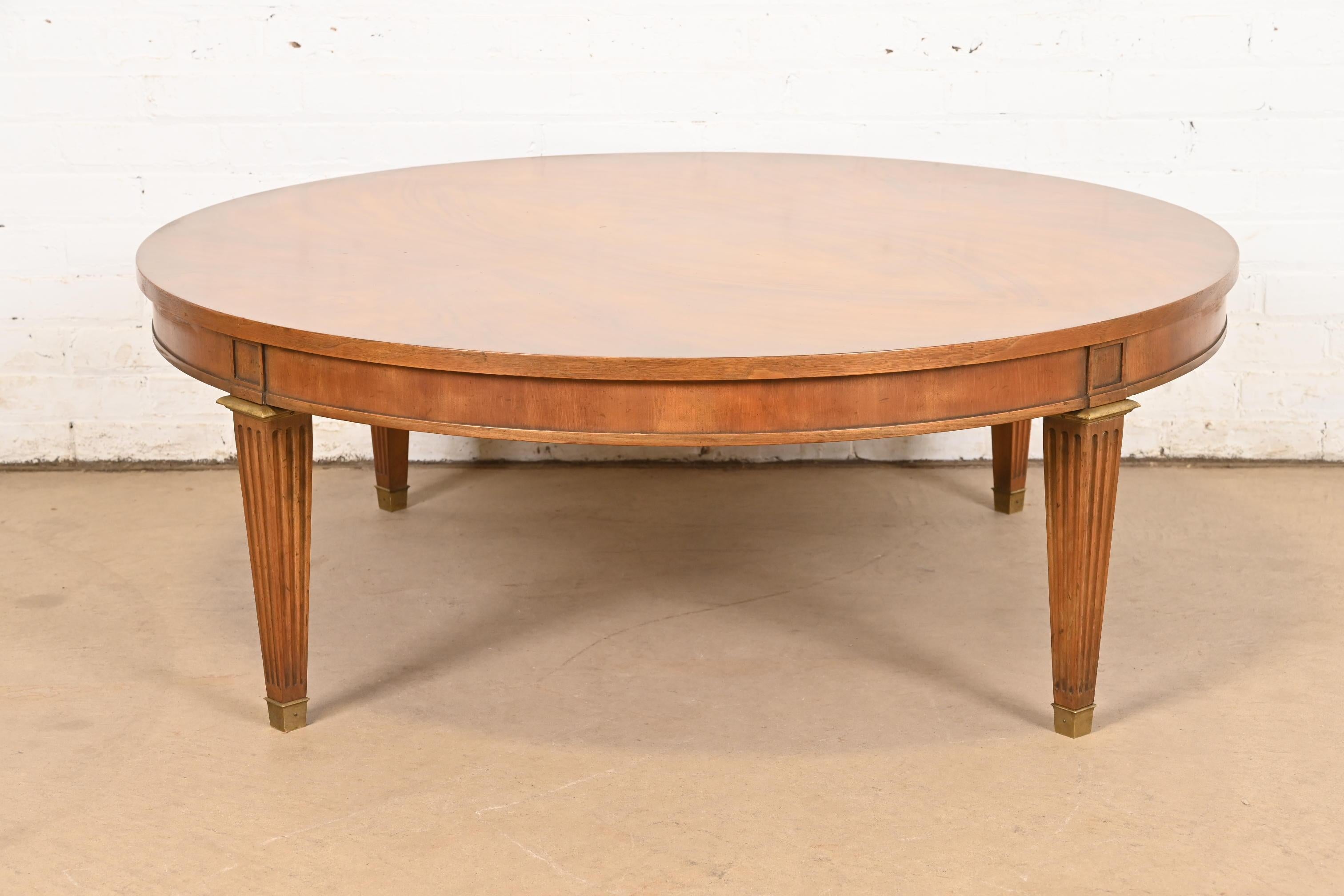 Baker Furniture Mesa de centro o de cóctel de nogal burilado Luis XVI de la Regencia Francesa Estadounidense en venta