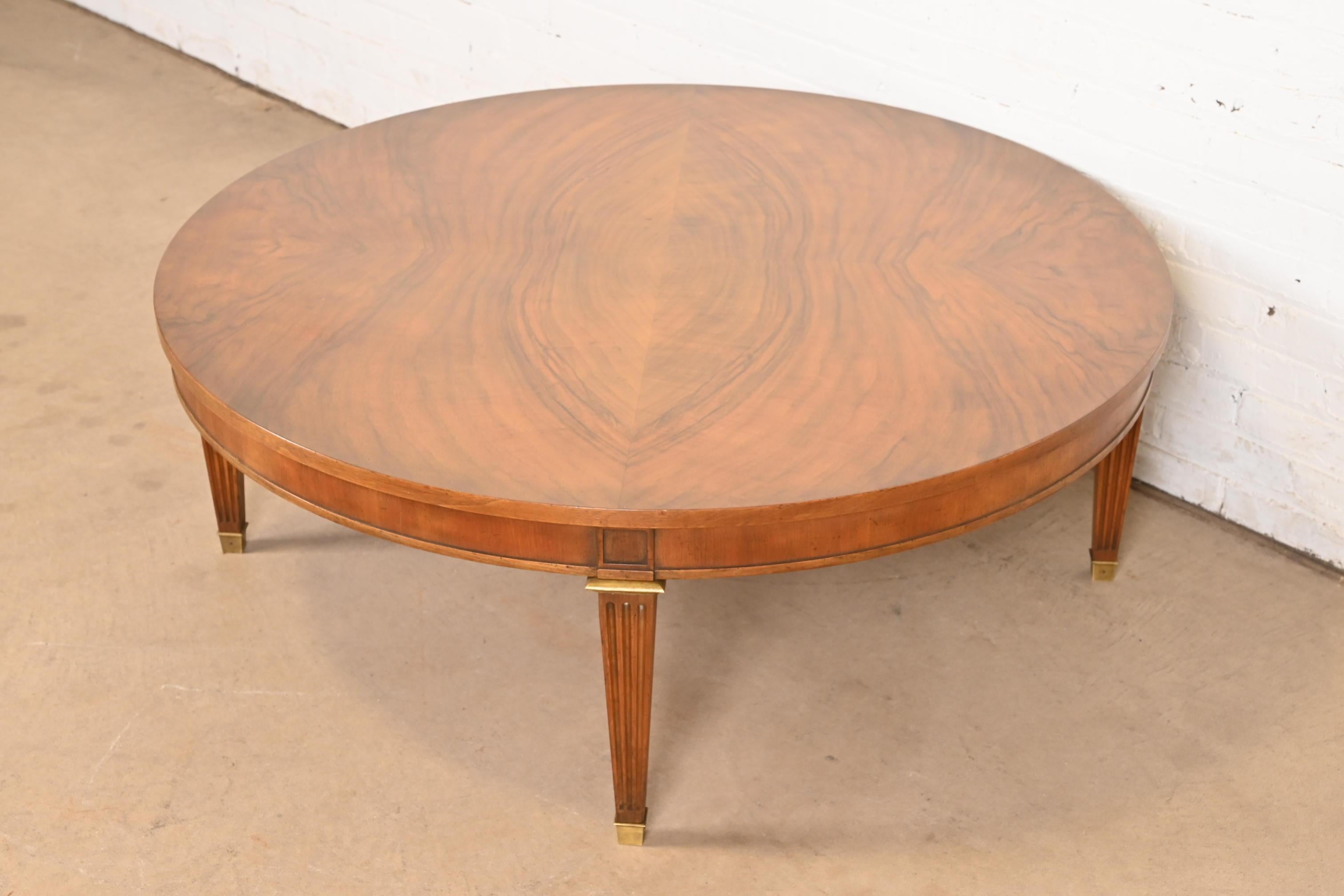 Baker Furniture Mesa de centro o de cóctel de nogal burilado Luis XVI de la Regencia Francesa en Bueno estado para la venta en South Bend, IN