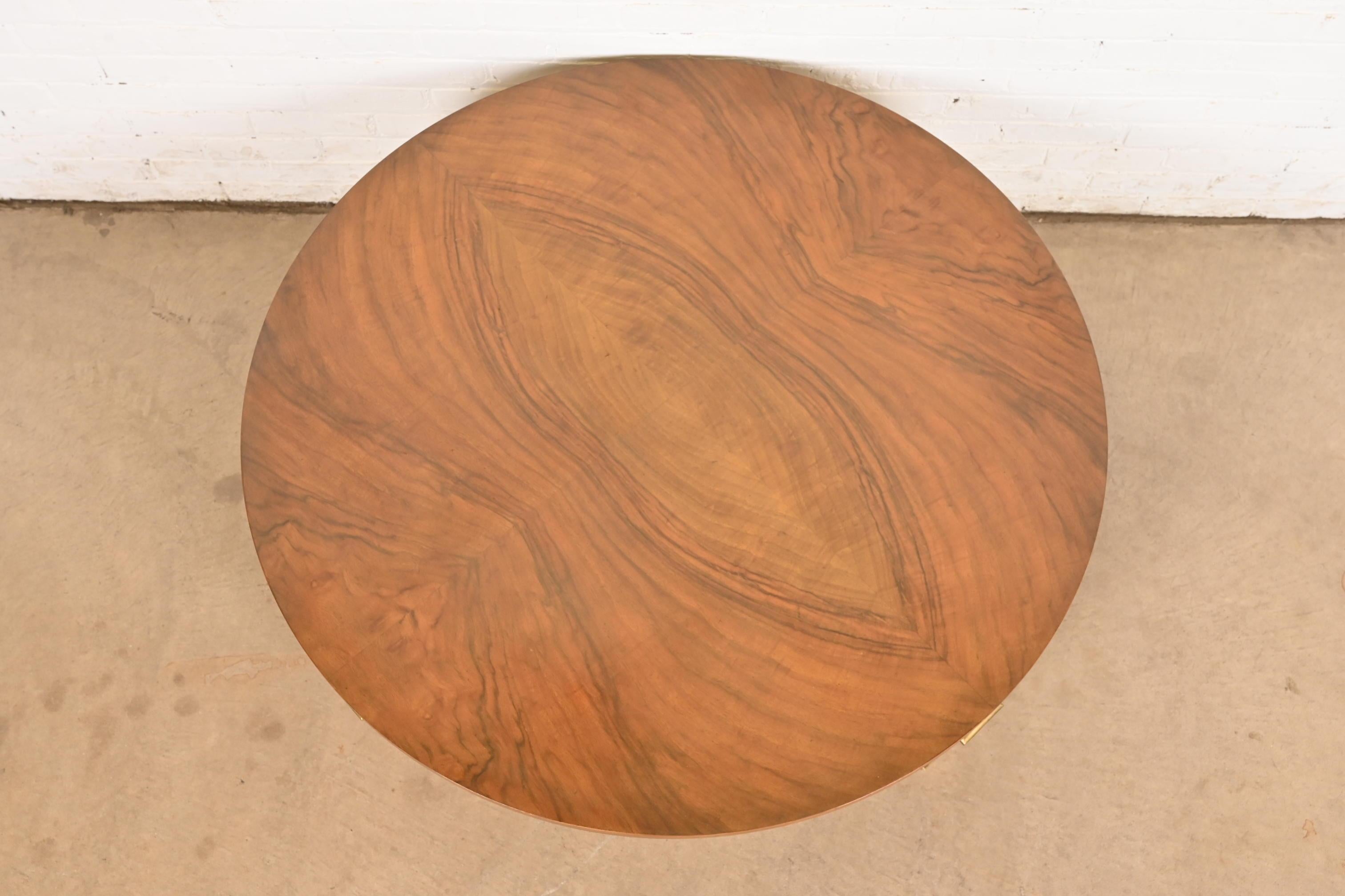 Baker Furniture Mesa de centro o de cóctel de nogal burilado Luis XVI de la Regencia Francesa en venta 1