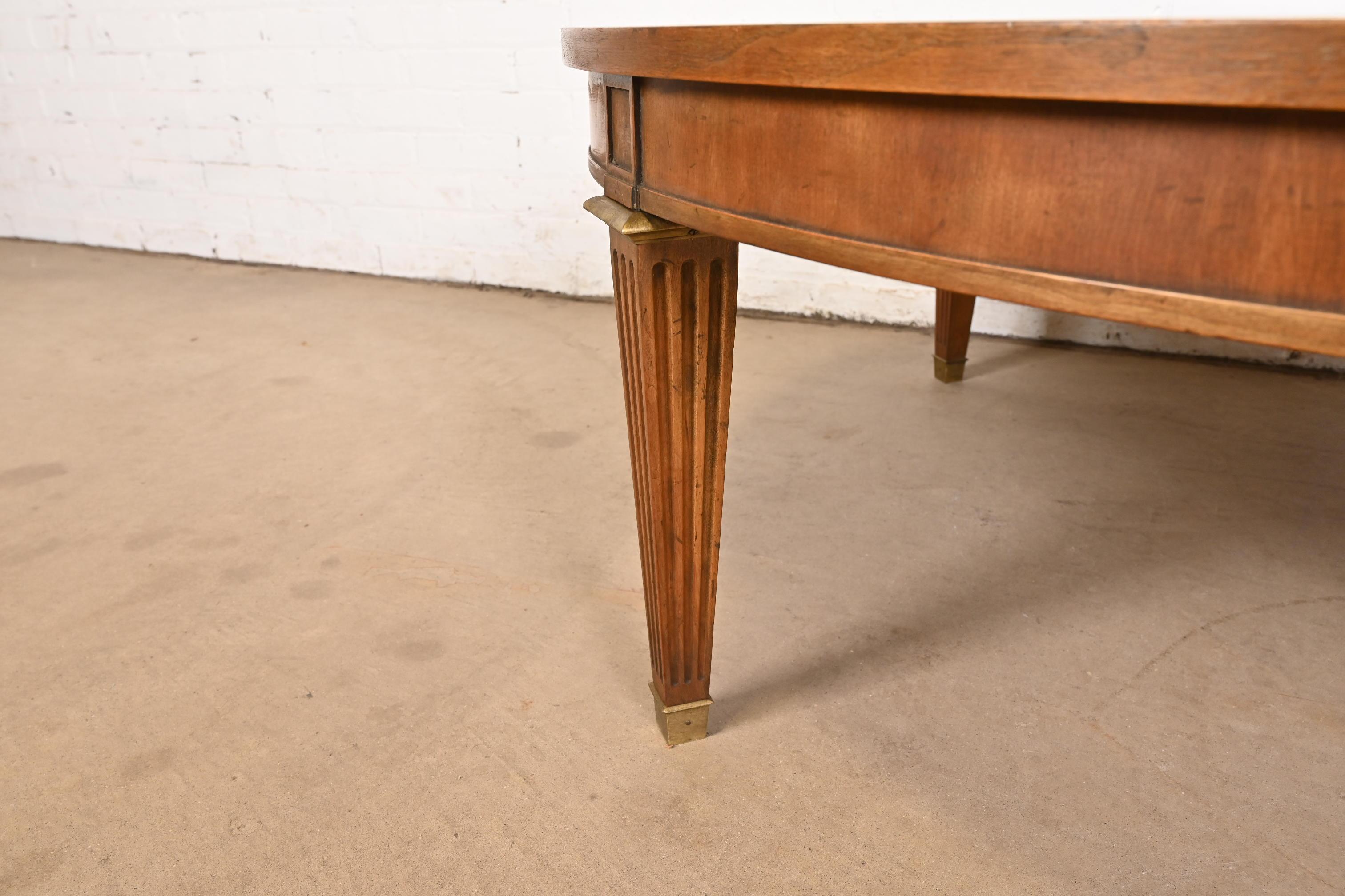 Baker Furniture Mesa de centro o de cóctel de nogal burilado Luis XVI de la Regencia Francesa en venta 2