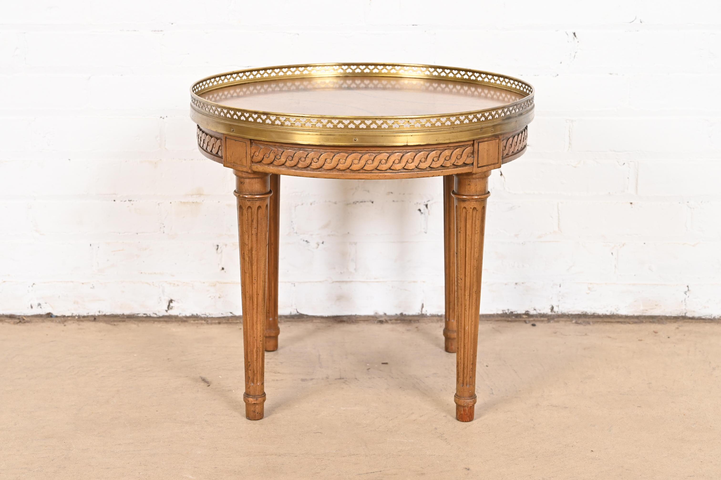Milieu du XXe siècle Baker Furniture Table à thé en noyer lustré Louis XVI Régence française en vente