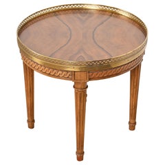 Baker Furniture Tavolo da tè francese Regency Luigi XVI in legno di noce burlato