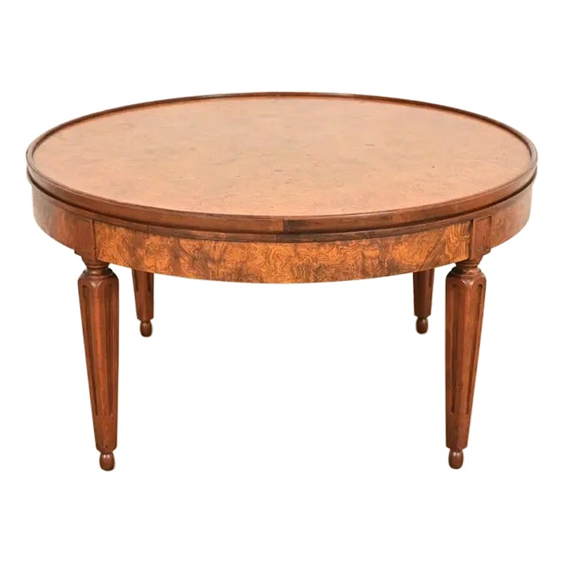 Table basse en bois lustré de style Louis XVI, circa 1960, Baker Furniture French Regency