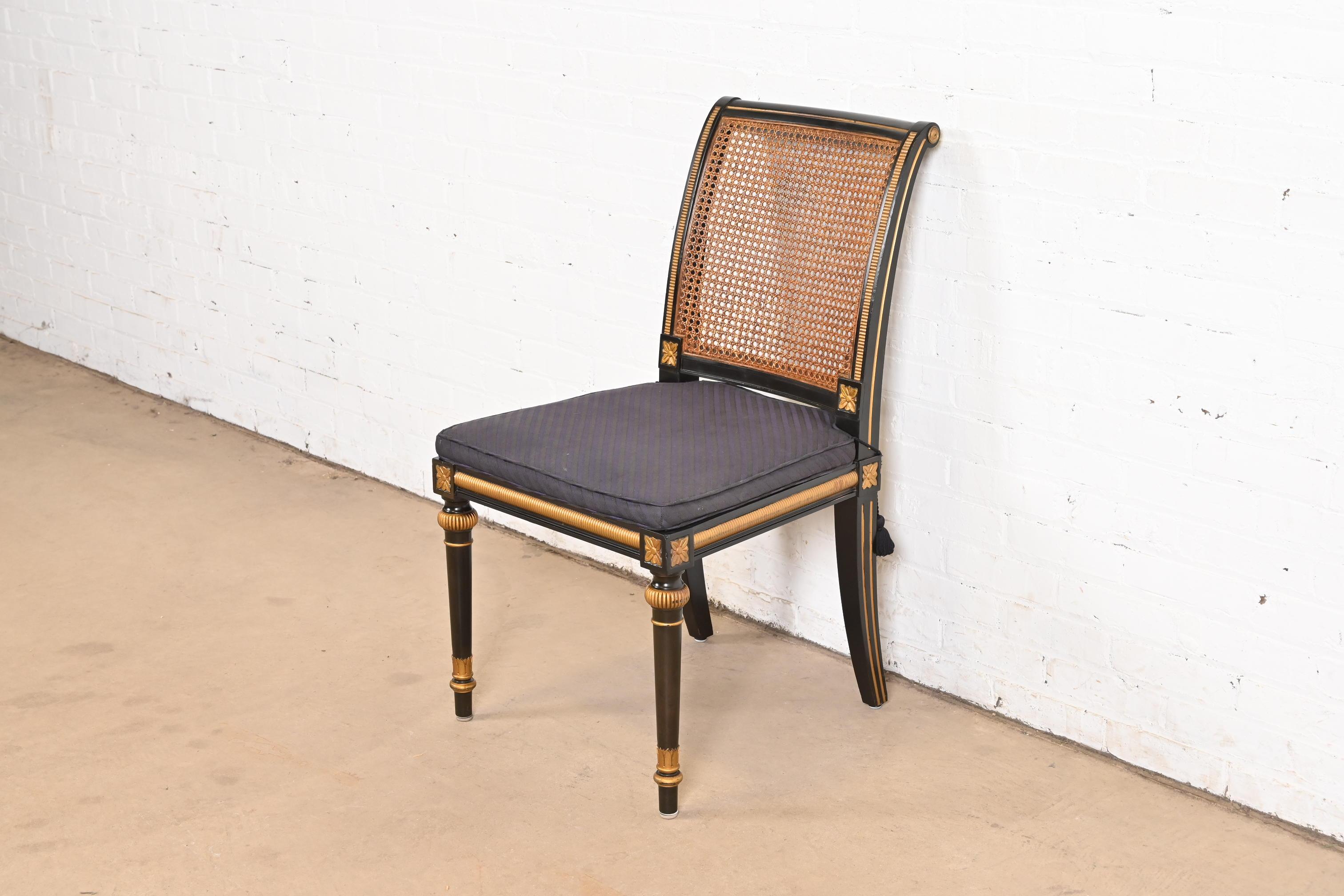 Ein prächtiger französischer Regency-Stuhl im Louis-XVI-Stil oder Beistellstuhl

Von Baker Furniture

USA, ca. 1980er Jahre

Ebonisiertes und vergoldetes Gestell aus geschnitztem Nussbaumholz, mit Rückenlehne und Sitzfläche aus Rohrgeflecht und