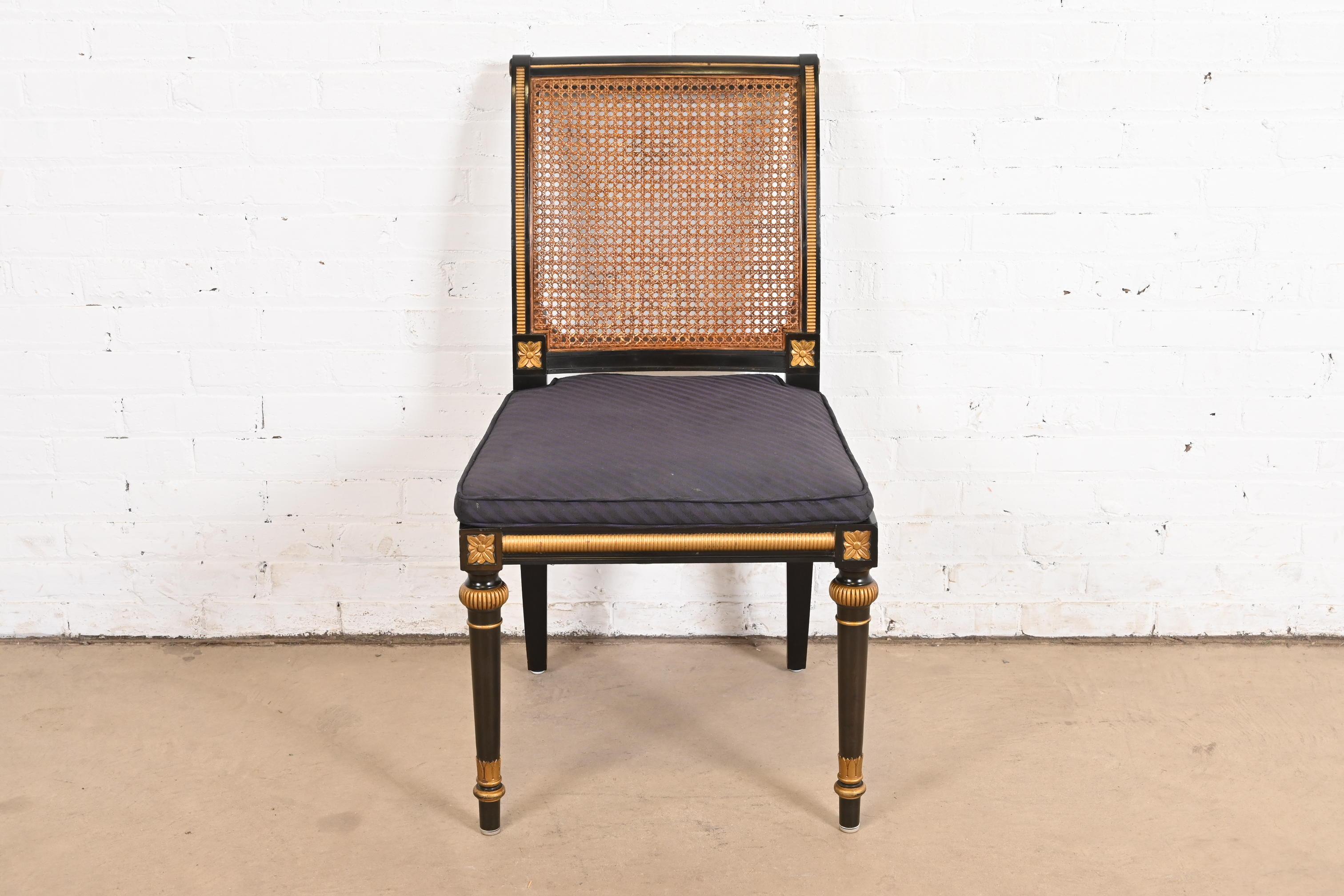 Baker Furniture Französischer Regency Louis XVI.-Esszimmerstuhl mit Rohrrückenlehne (amerikanisch) im Angebot