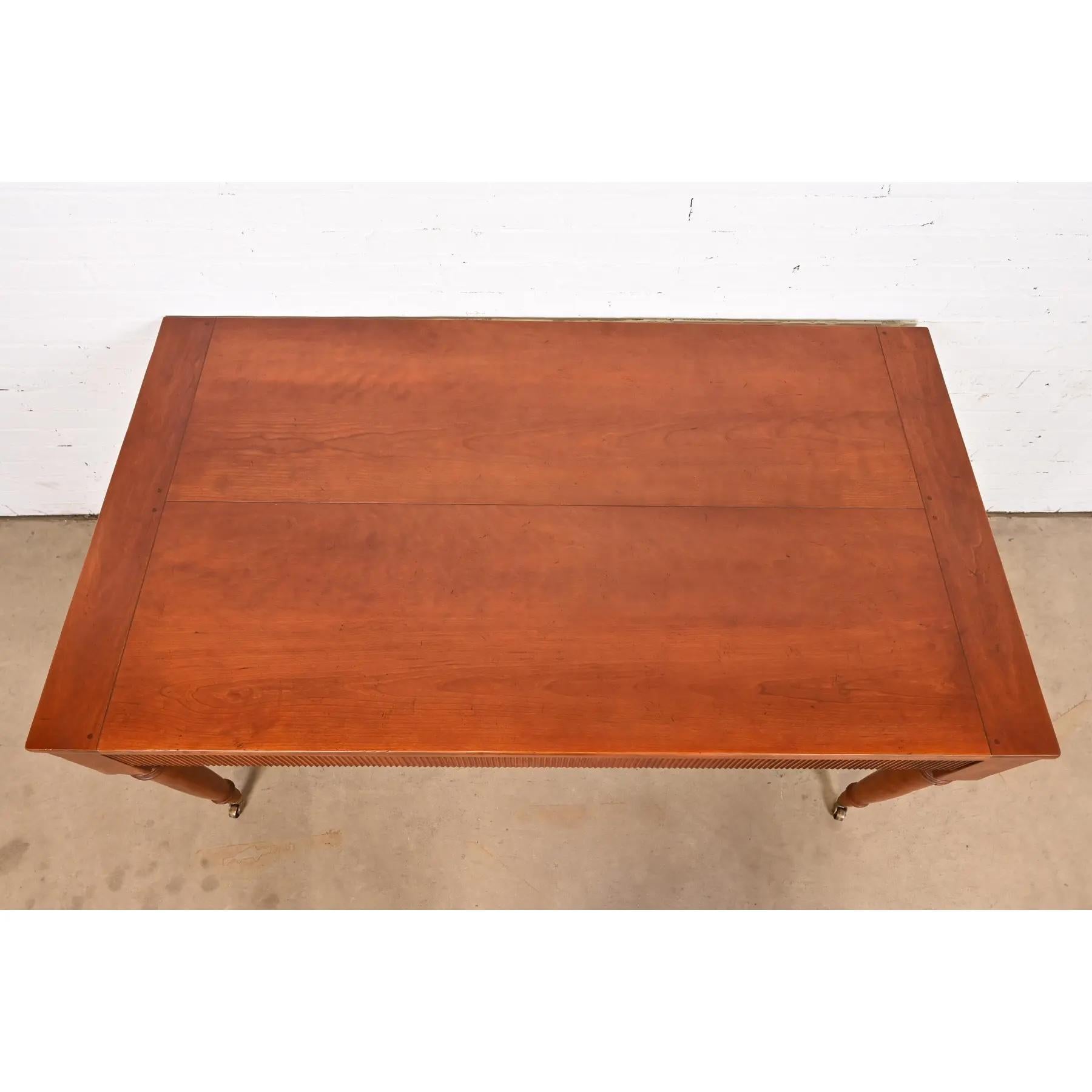 Baker Muebles Regencia Francesa Escritorio Luis XVI de madera de cerezo tallada en venta 4