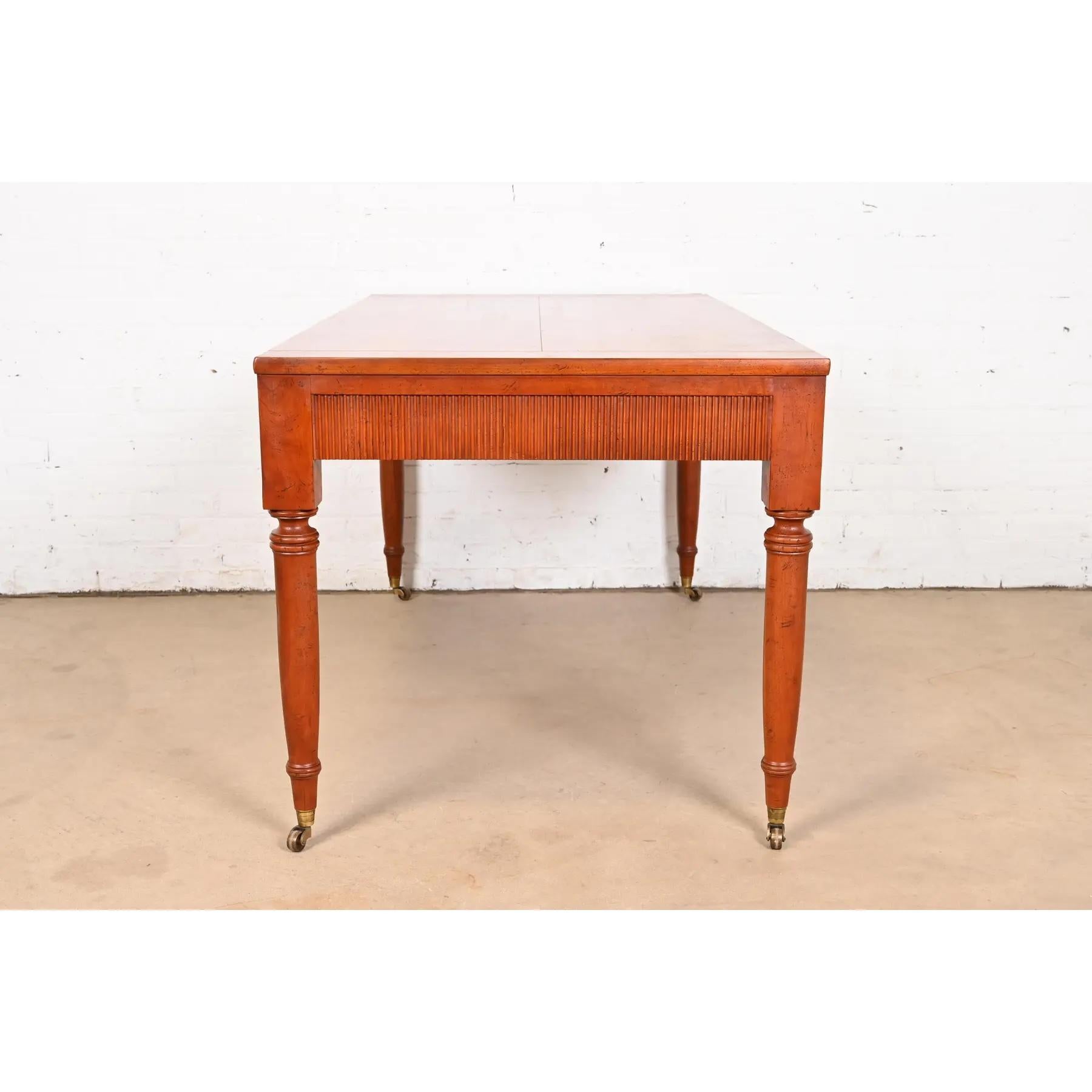 Baker Muebles Regencia Francesa Escritorio Luis XVI de madera de cerezo tallada en venta 5