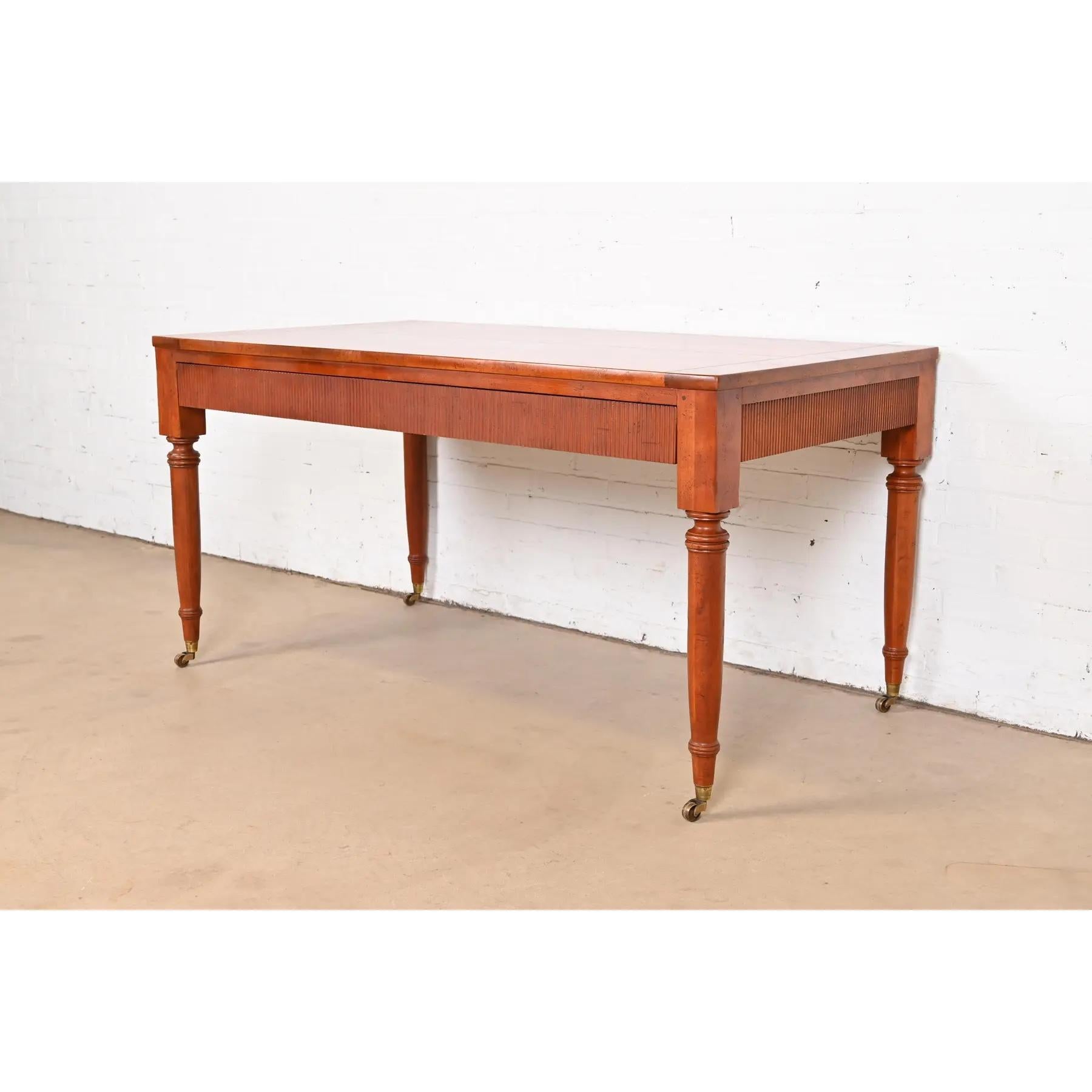 Un magnífico escritorio o consola de estilo Luis XVI de la Regencia francesa

De Baker Furniture, Colección 