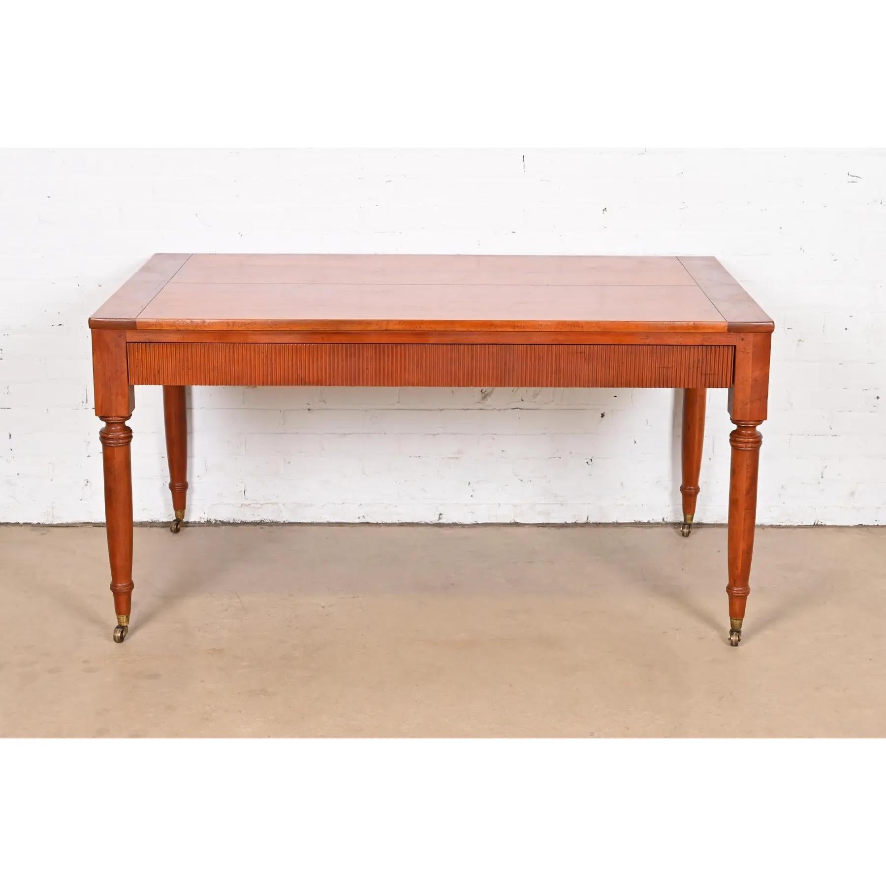 Baker Muebles Regencia Francesa Escritorio Luis XVI de madera de cerezo tallada Estadounidense en venta