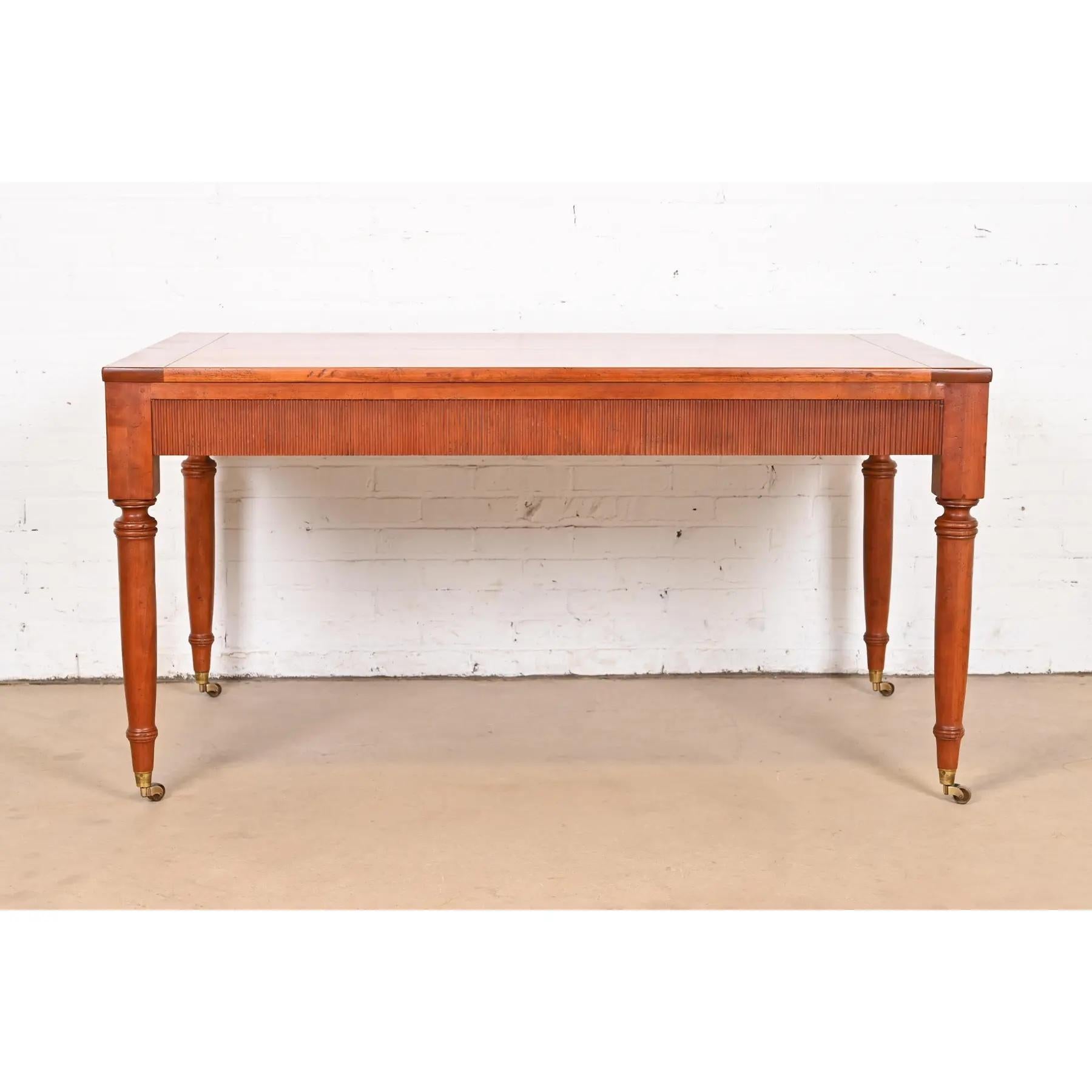 Baker Muebles Regencia Francesa Escritorio Luis XVI de madera de cerezo tallada en Bueno estado para la venta en South Bend, IN