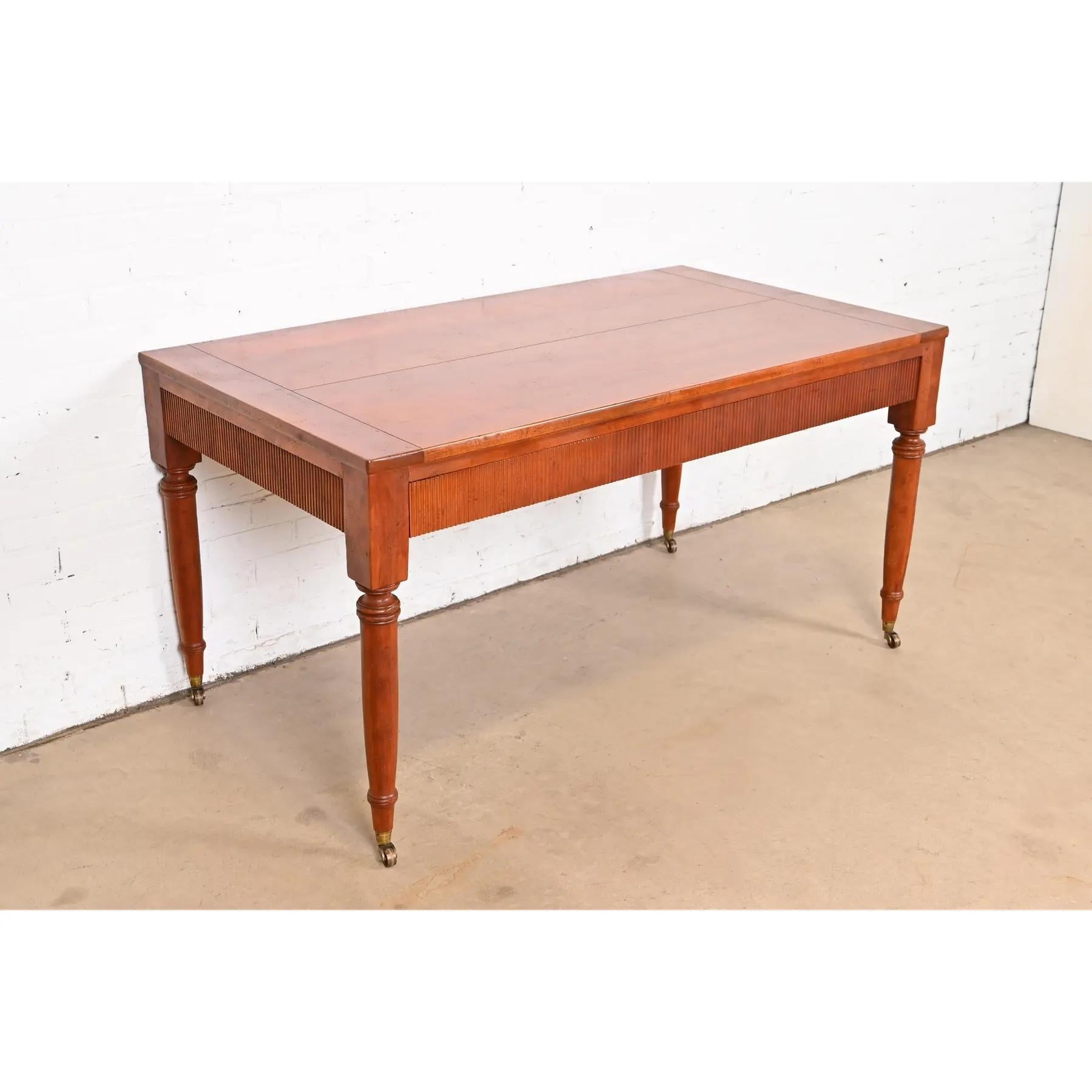 Baker Muebles Regencia Francesa Escritorio Luis XVI de madera de cerezo tallada siglo XX en venta