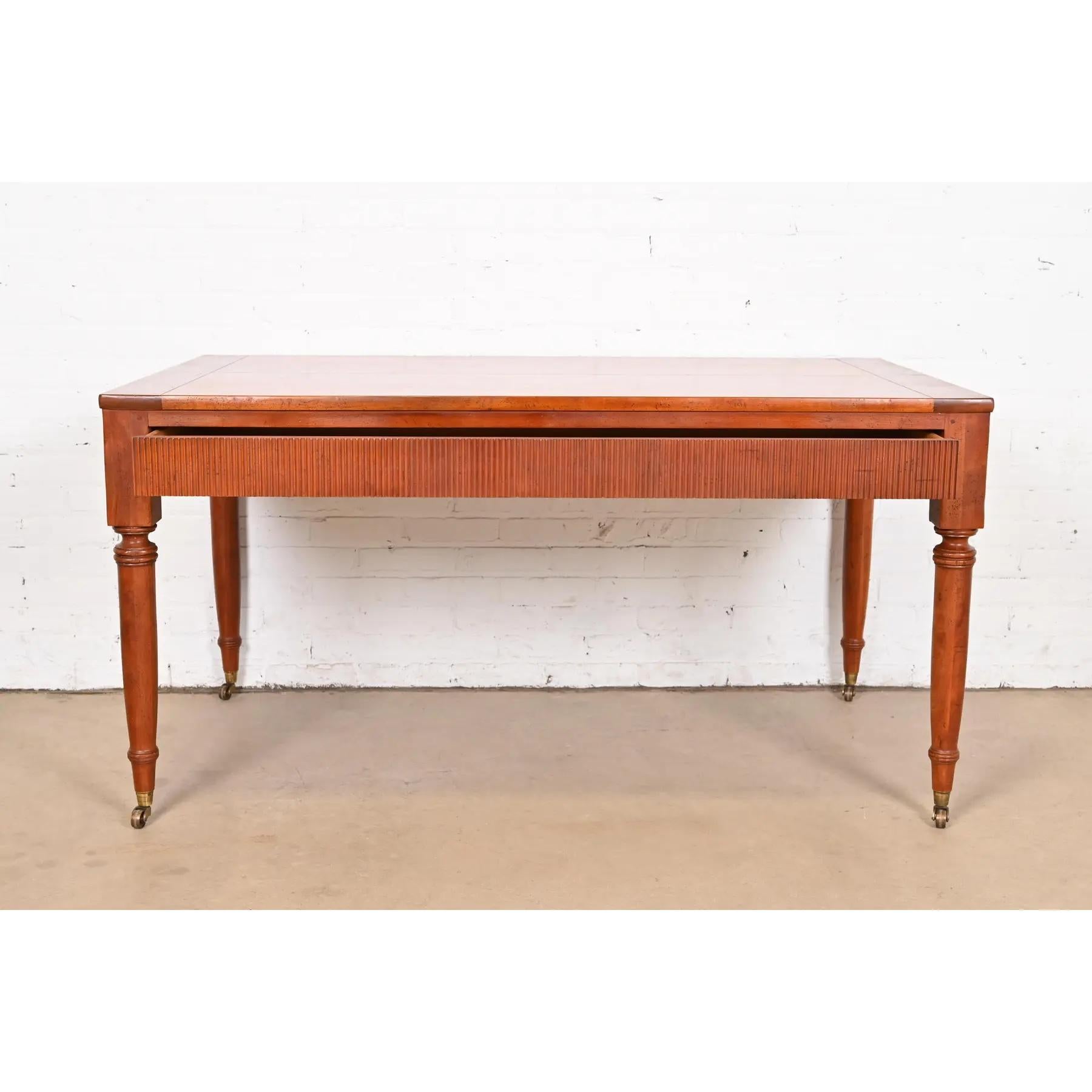 Baker Muebles Regencia Francesa Escritorio Luis XVI de madera de cerezo tallada Latón en venta