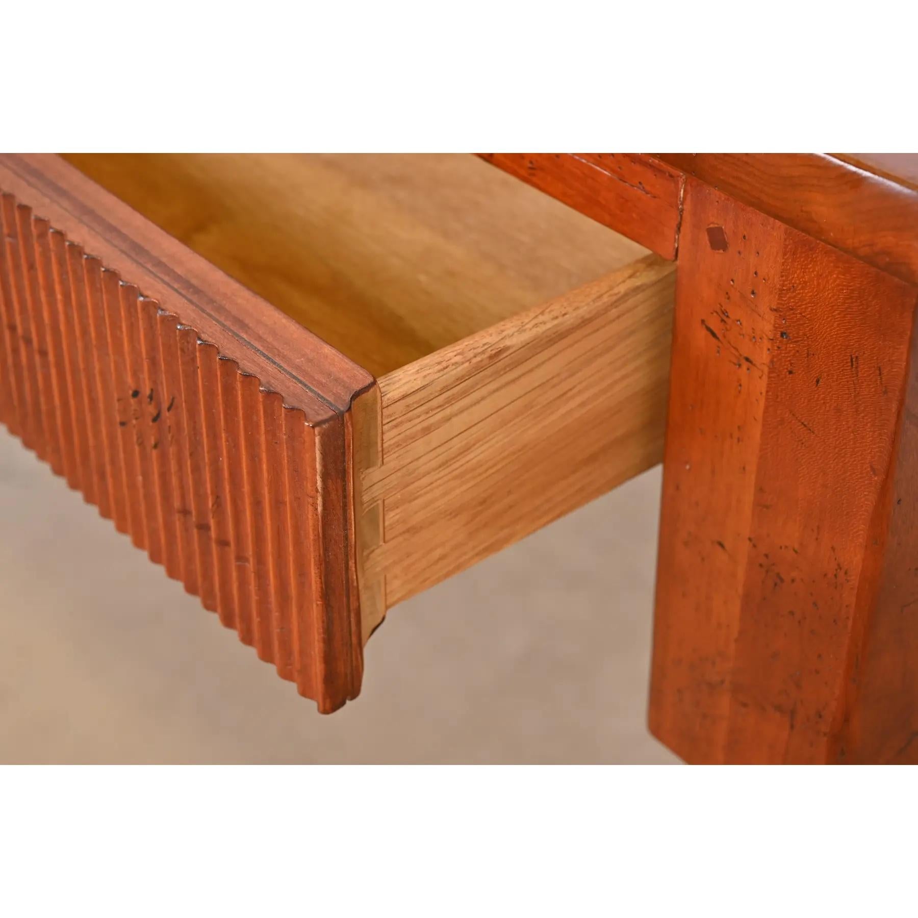 Baker Muebles Regencia Francesa Escritorio Luis XVI de madera de cerezo tallada en venta 2