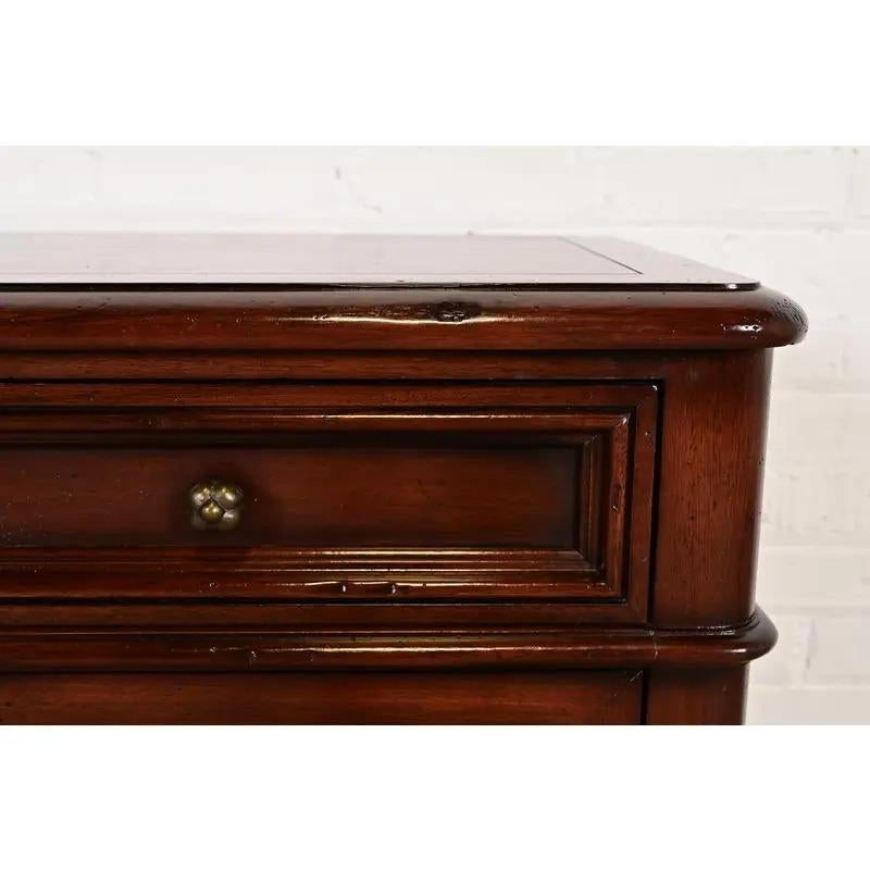 Meubles Baker Meuble de bar en noyer sculpté de style Régence française Louis XVI en vente 4