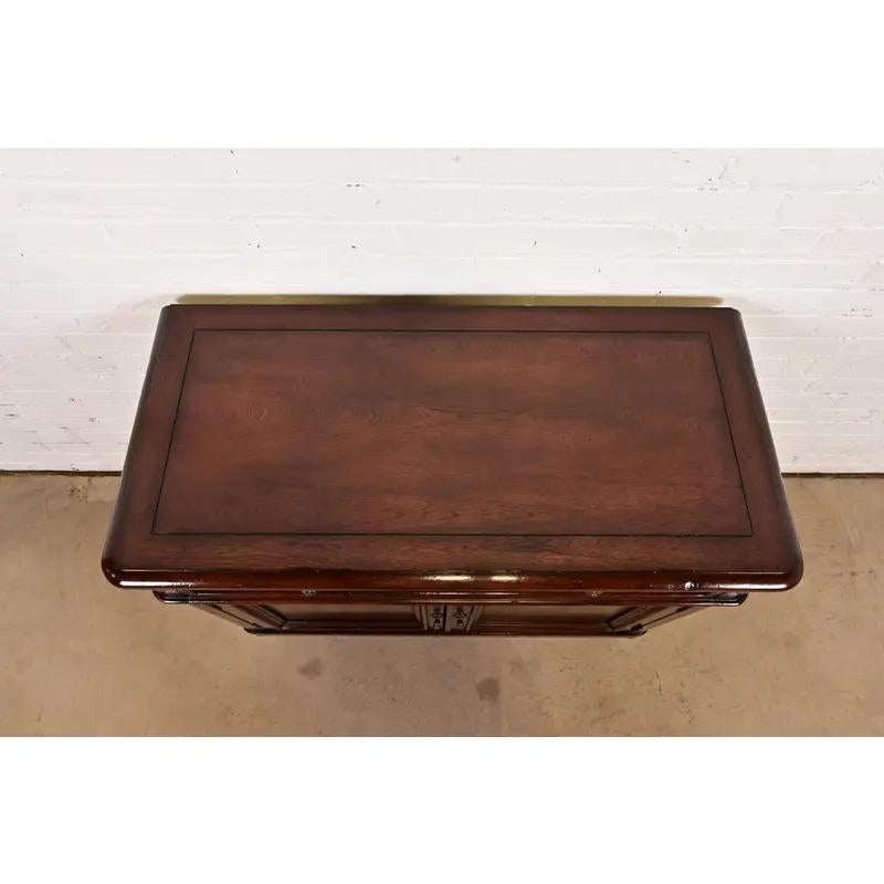 Meubles Baker Meuble de bar en noyer sculpté de style Régence française Louis XVI en vente 5