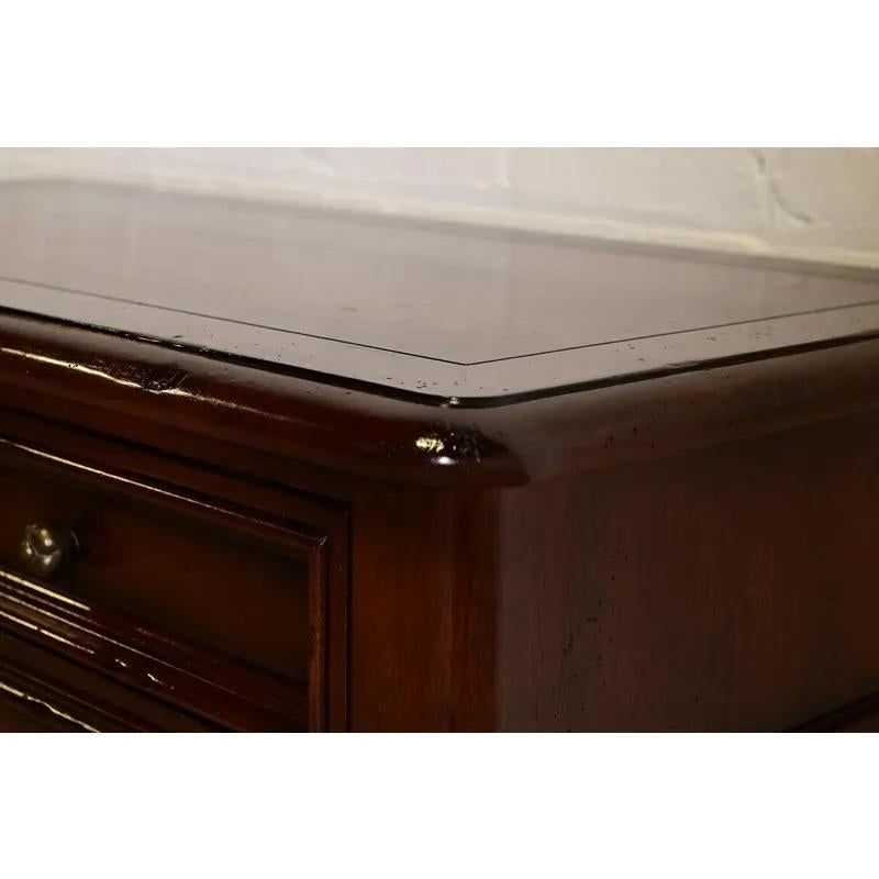 Meubles Baker Meuble de bar en noyer sculpté de style Régence française Louis XVI en vente 6