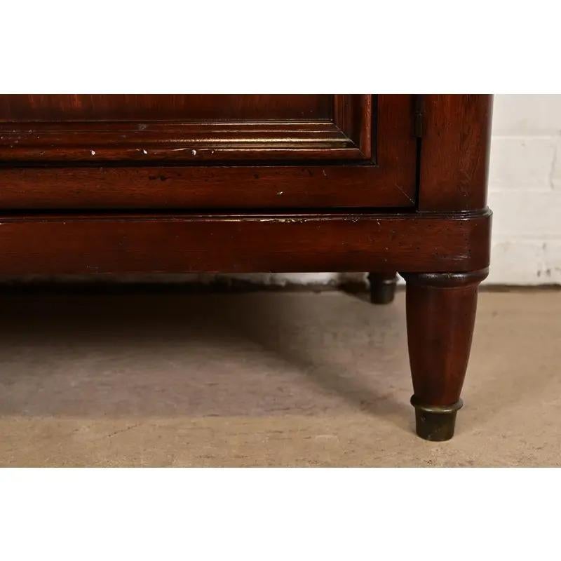 Meubles Baker Meuble de bar en noyer sculpté de style Régence française Louis XVI en vente 9