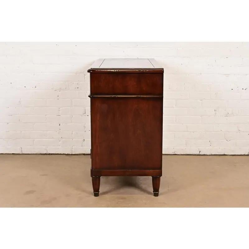 Meubles Baker Meuble de bar en noyer sculpté de style Régence française Louis XVI en vente 10