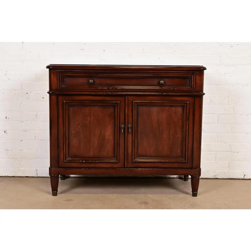 Exceptionnel buffet, crédence ou meuble de bar de style Régence française Louis XVI.

Par Baker Furniture, Collection 