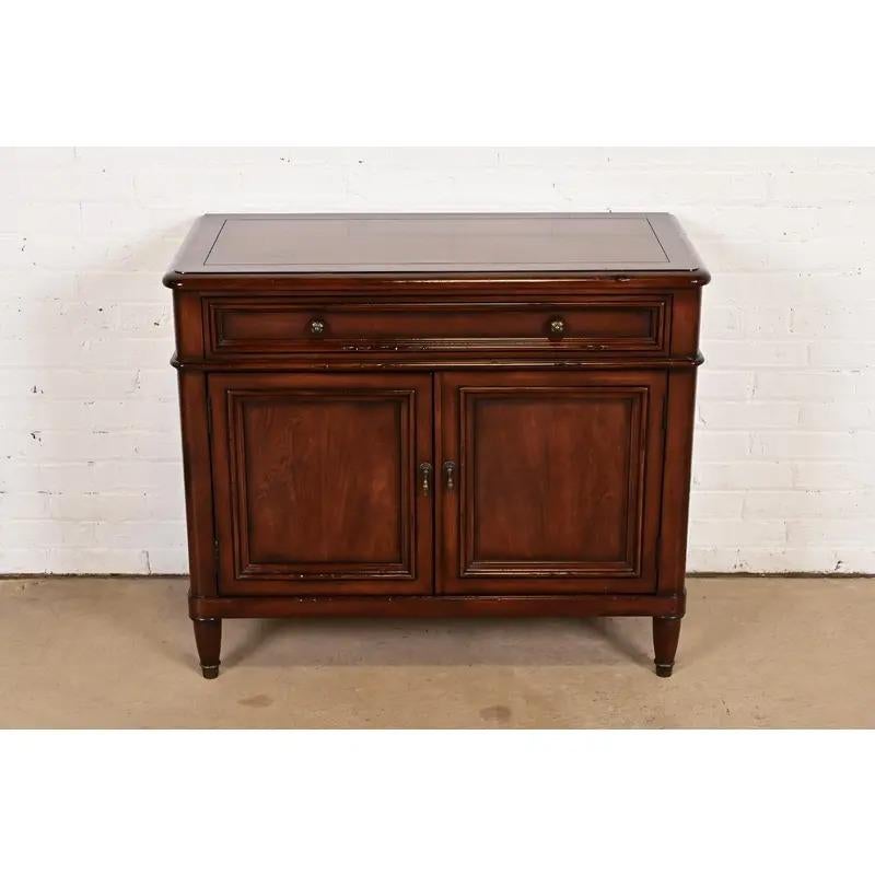 Américain Meubles Baker Meuble de bar en noyer sculpté de style Régence française Louis XVI en vente